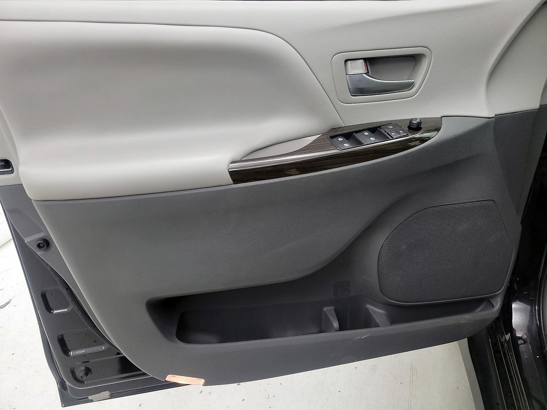 Thumbnail: 2020 Toyota Sienna - 12