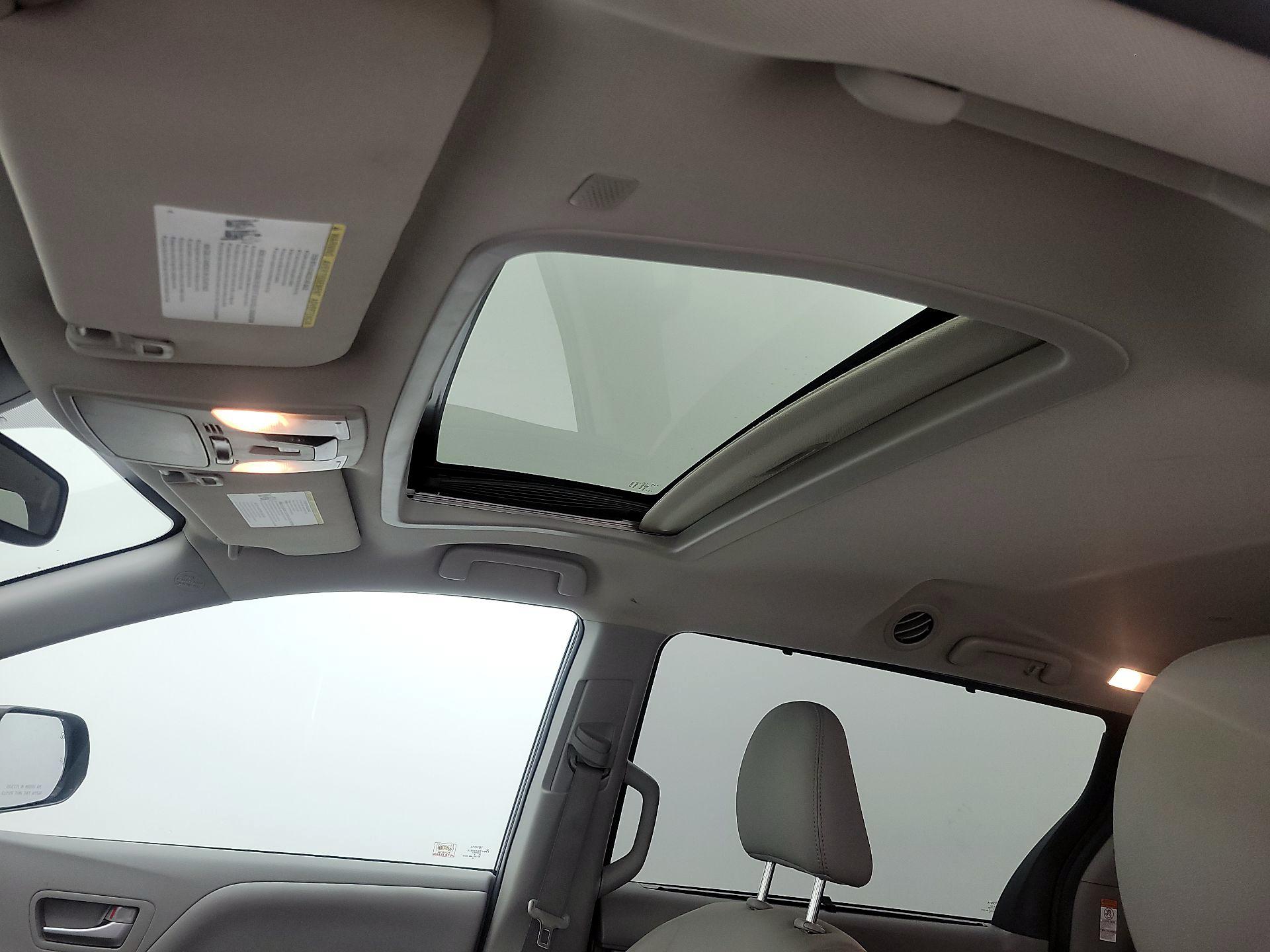 Thumbnail: 2020 Toyota Sienna - 17