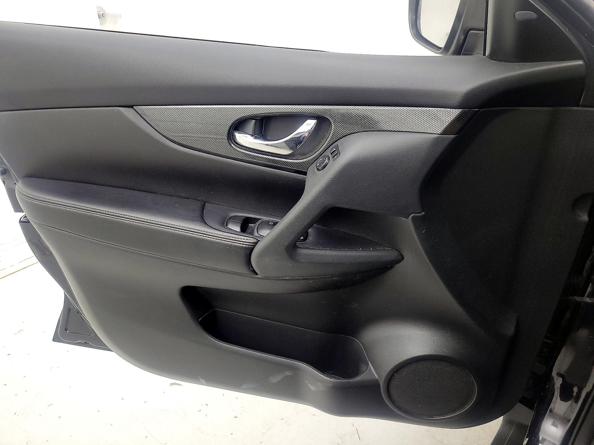 Thumbnail: 2015 Nissan Rogue - 12