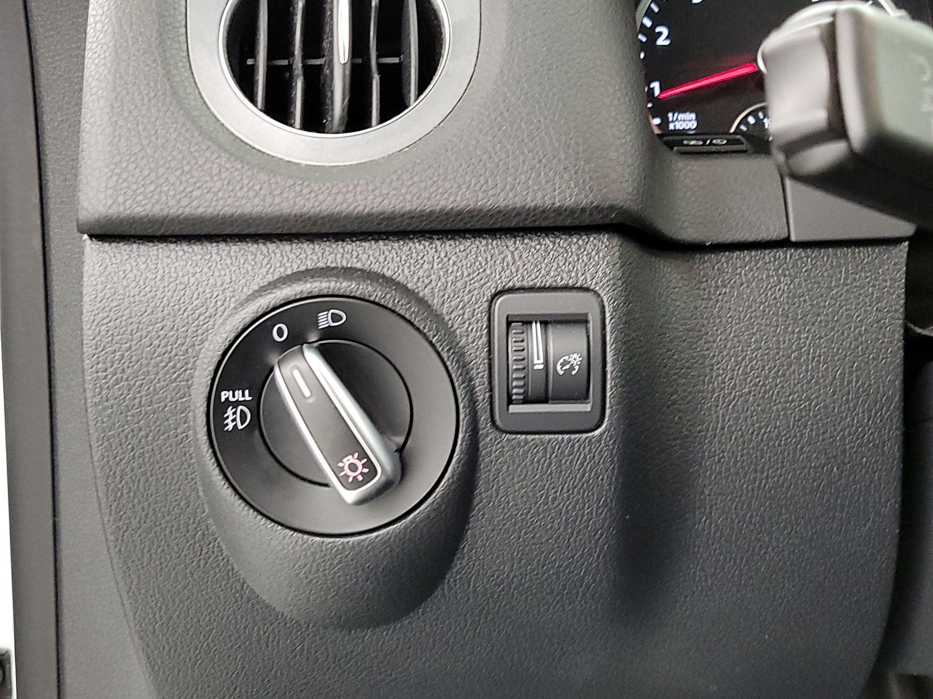 Thumbnail: 2015 Volkswagen Tiguan - 13