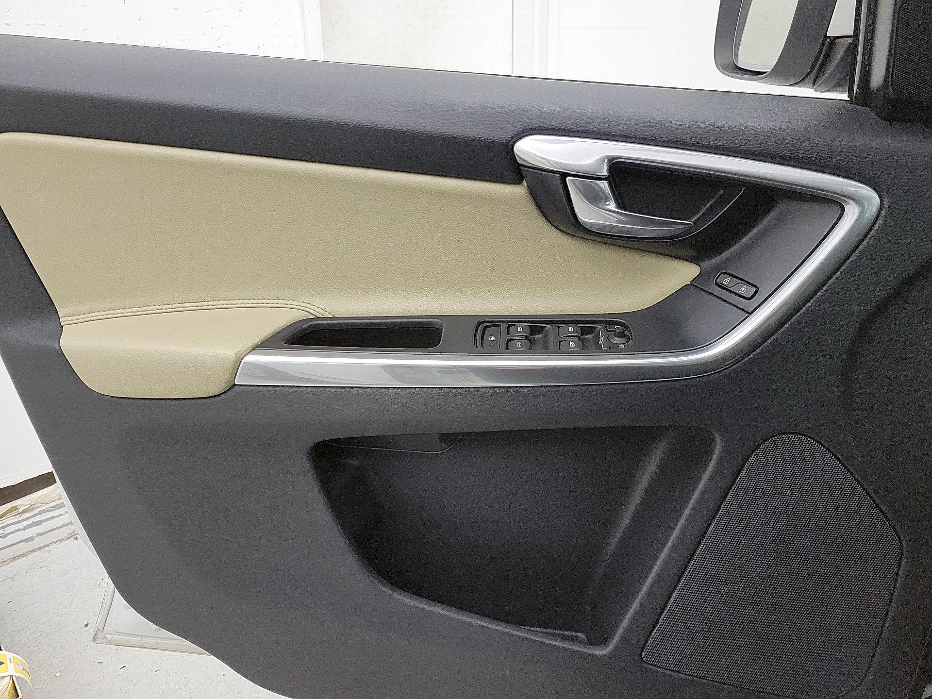 Thumbnail: 2016 Volvo XC60 - 12