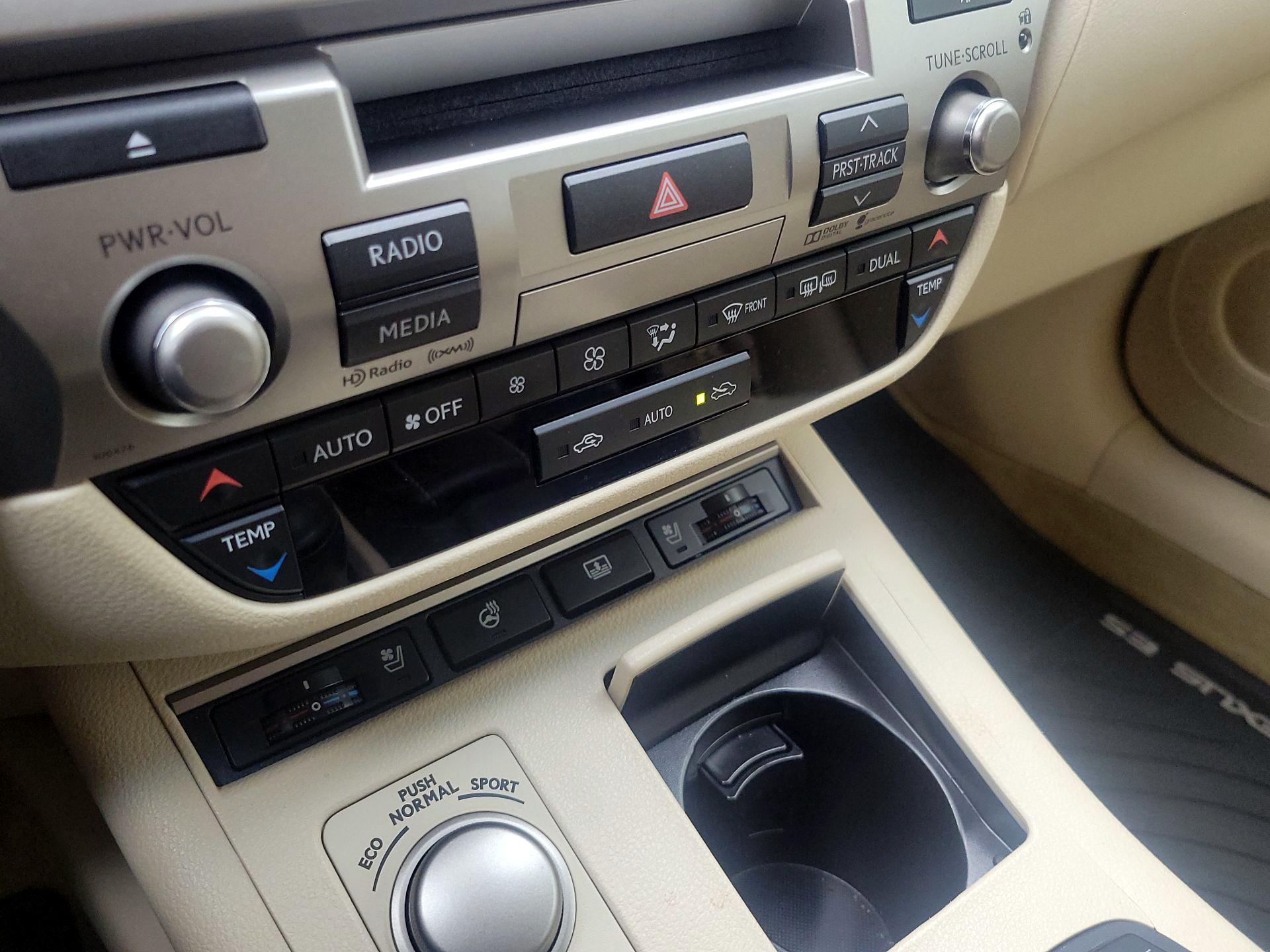 Thumbnail: 2015 Lexus ES - 17