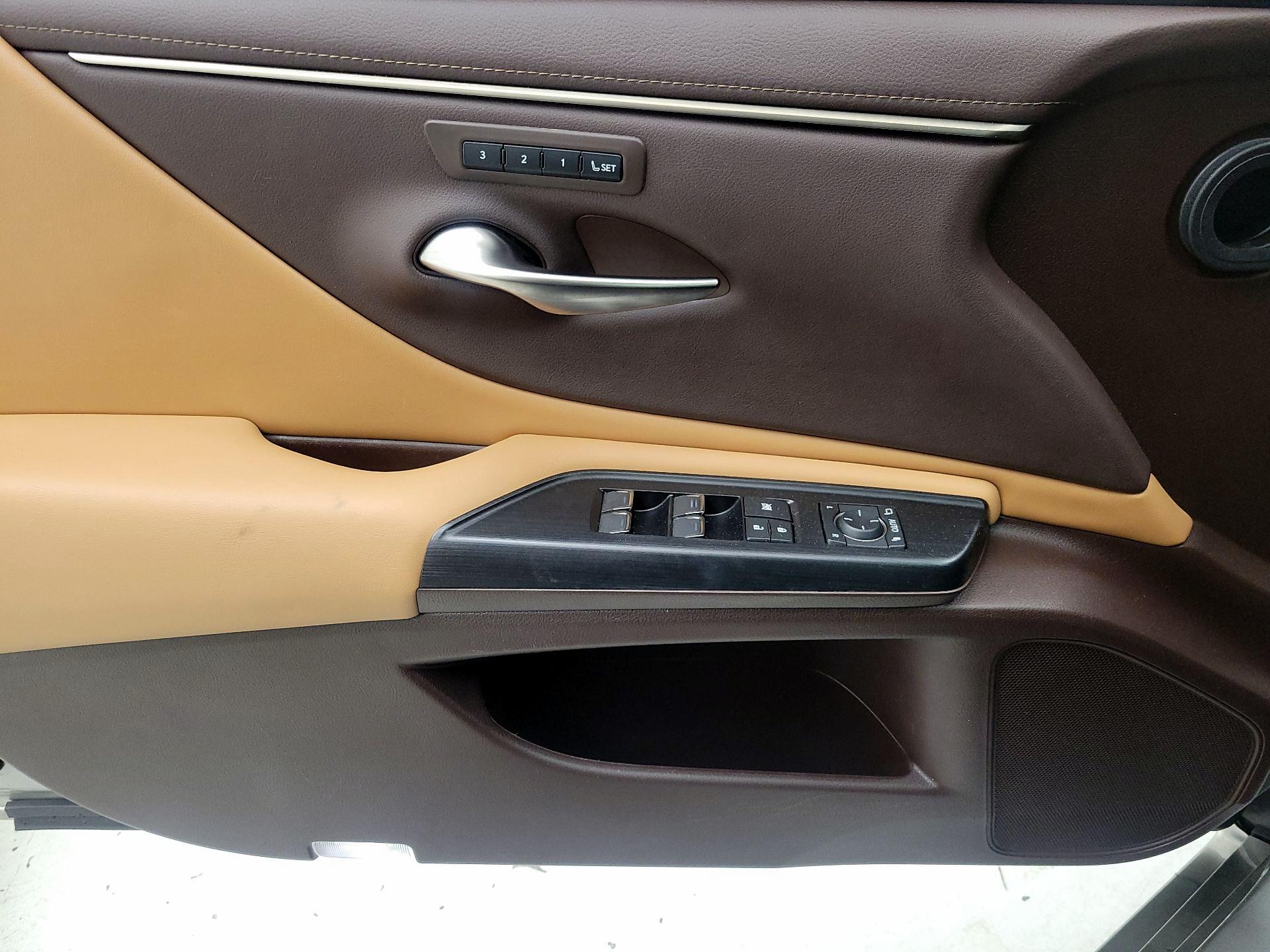 Thumbnail: 2021 Lexus ES - 12