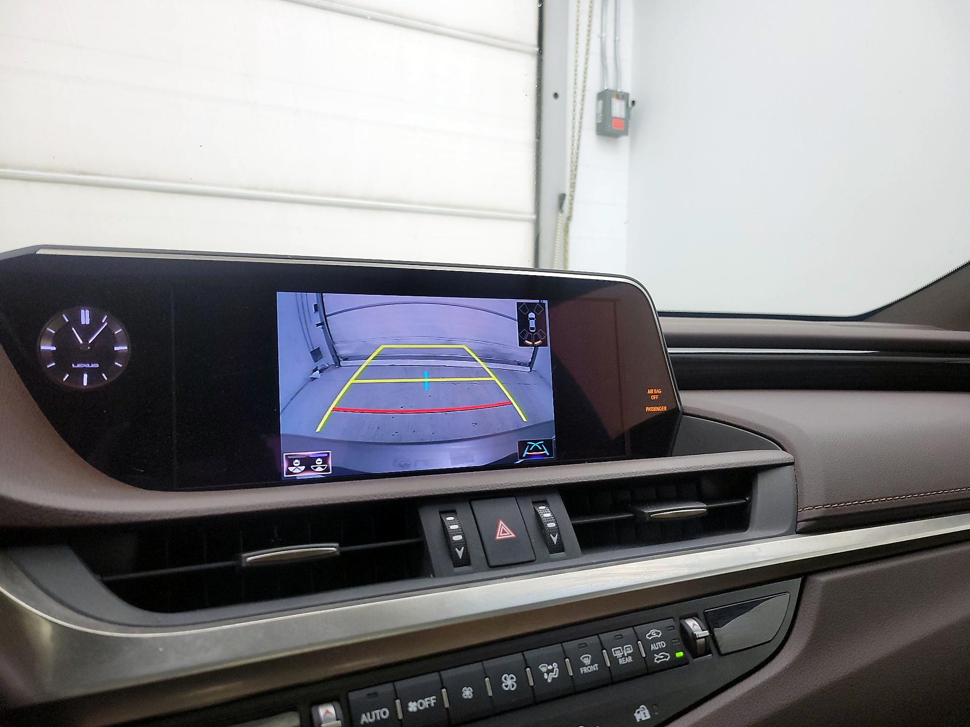 Thumbnail: 2021 Lexus ES - 15