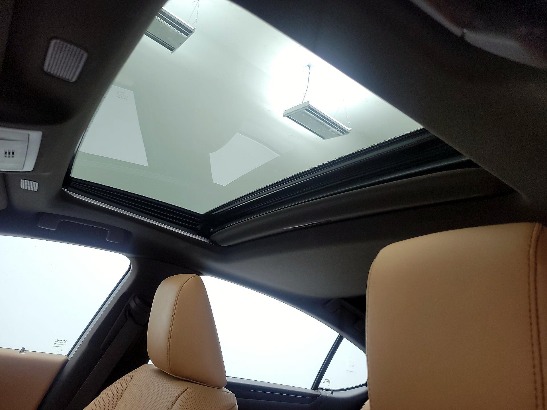 Thumbnail: 2021 Lexus ES - 19