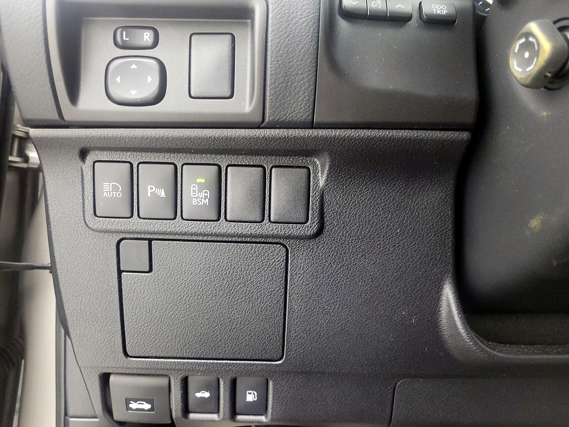 Thumbnail: 2018 Lexus ES - 13