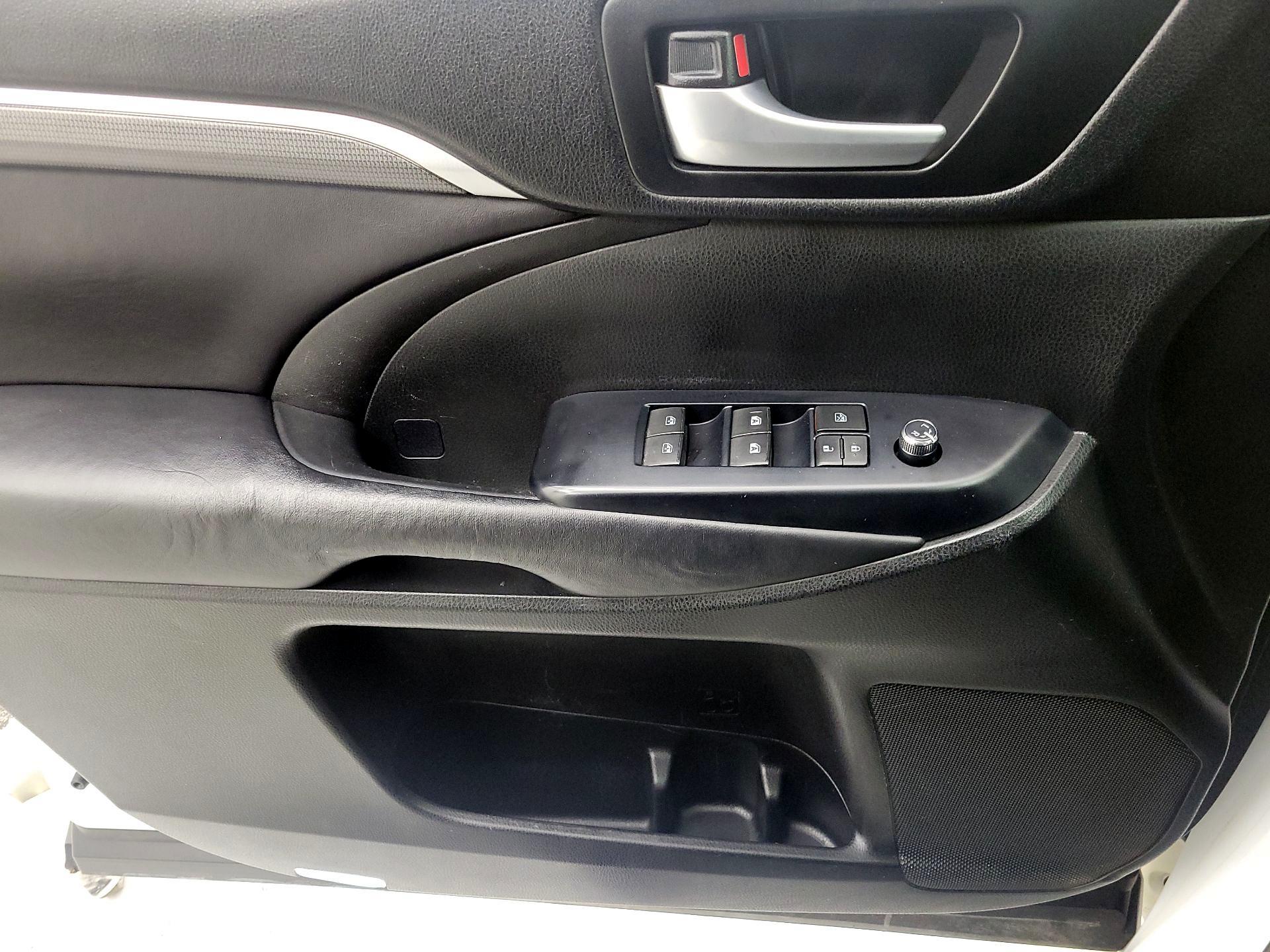 Thumbnail: 2017 Toyota Highlander - 12