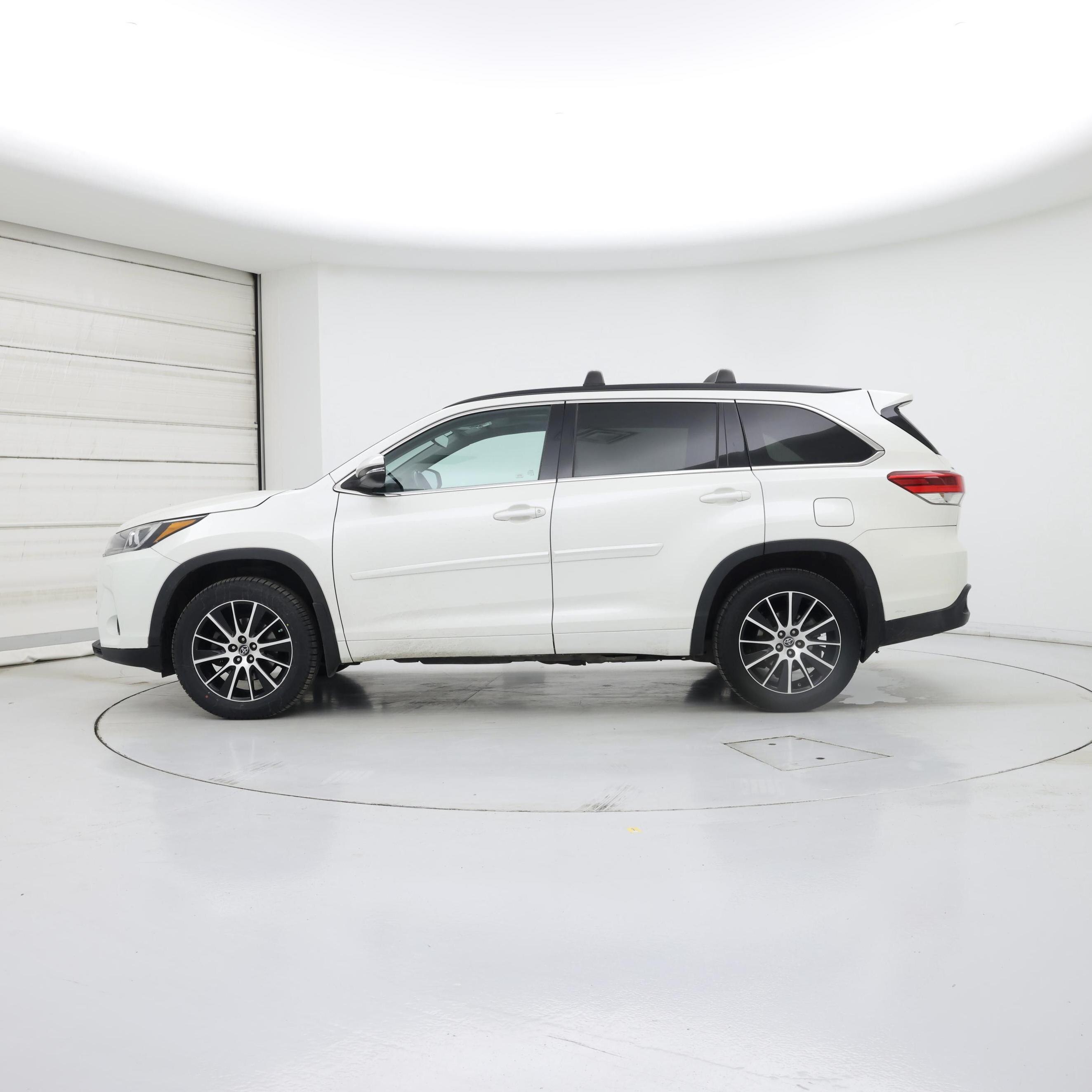 Thumbnail: 2017 Toyota Highlander - 3