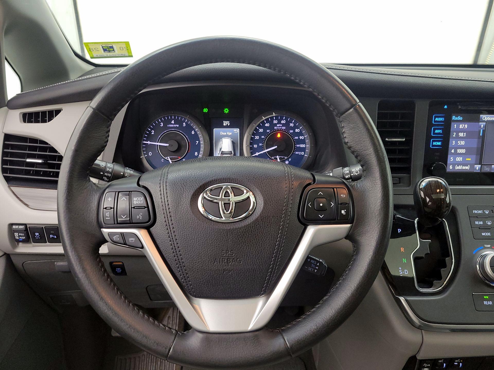 Thumbnail: 2017 Toyota Sienna - 10