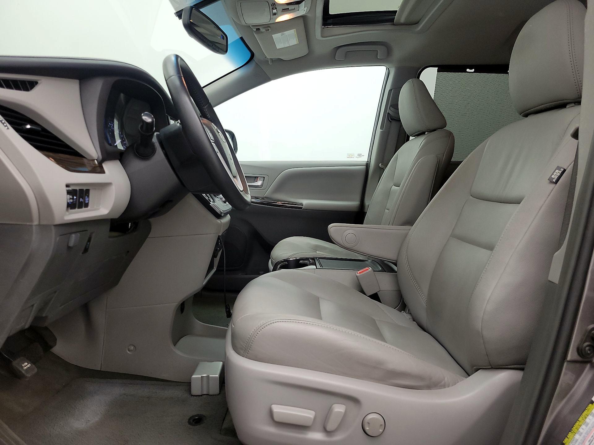 Thumbnail: 2017 Toyota Sienna - 11