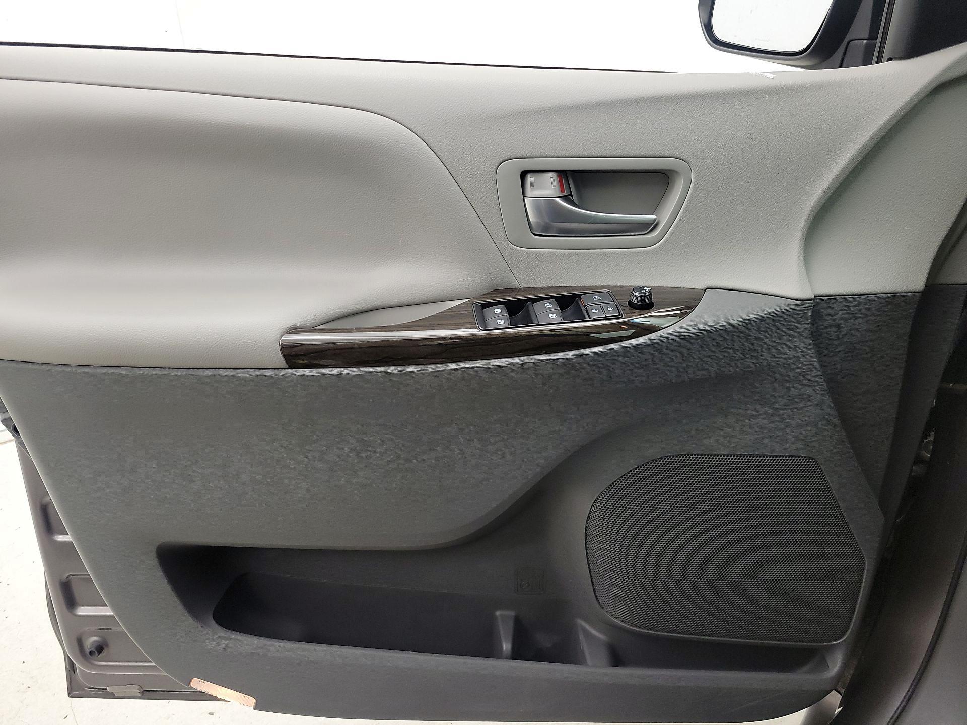 Thumbnail: 2017 Toyota Sienna - 12