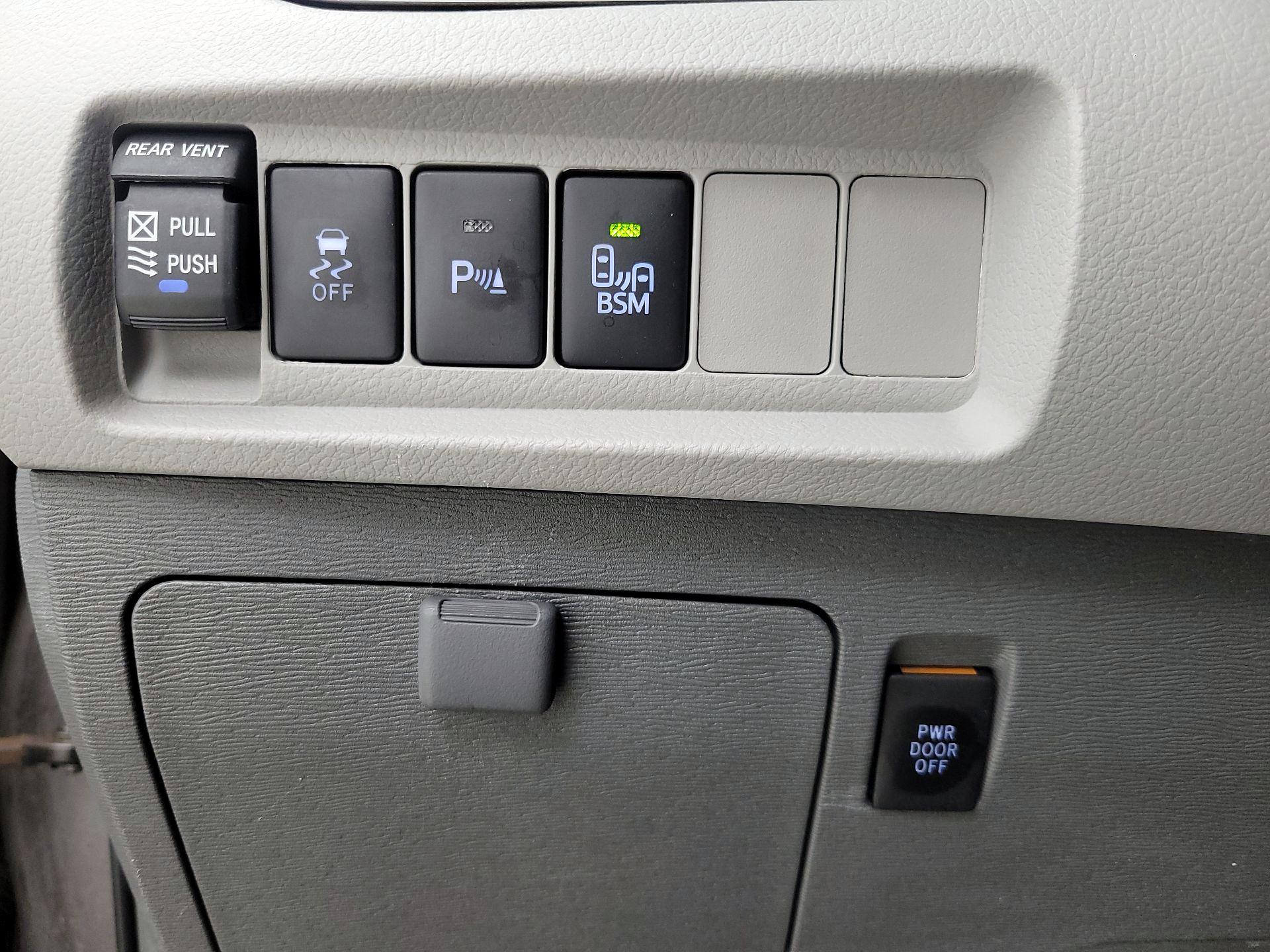 Thumbnail: 2017 Toyota Sienna - 13