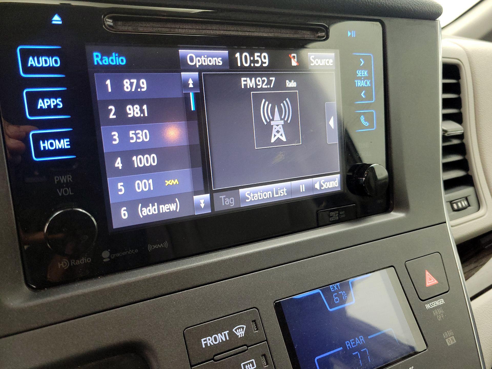 Thumbnail: 2017 Toyota Sienna - 15