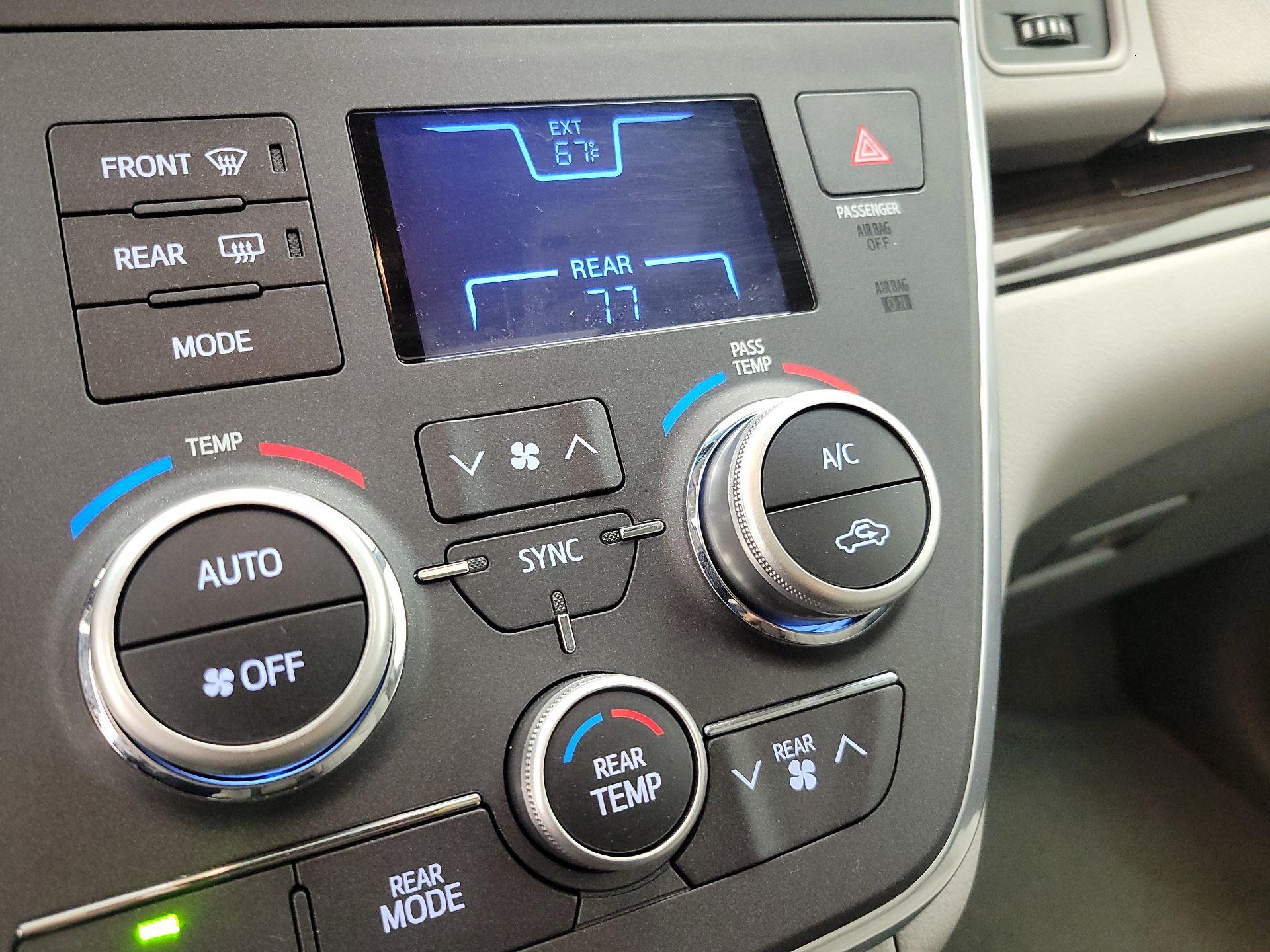 Thumbnail: 2017 Toyota Sienna - 16