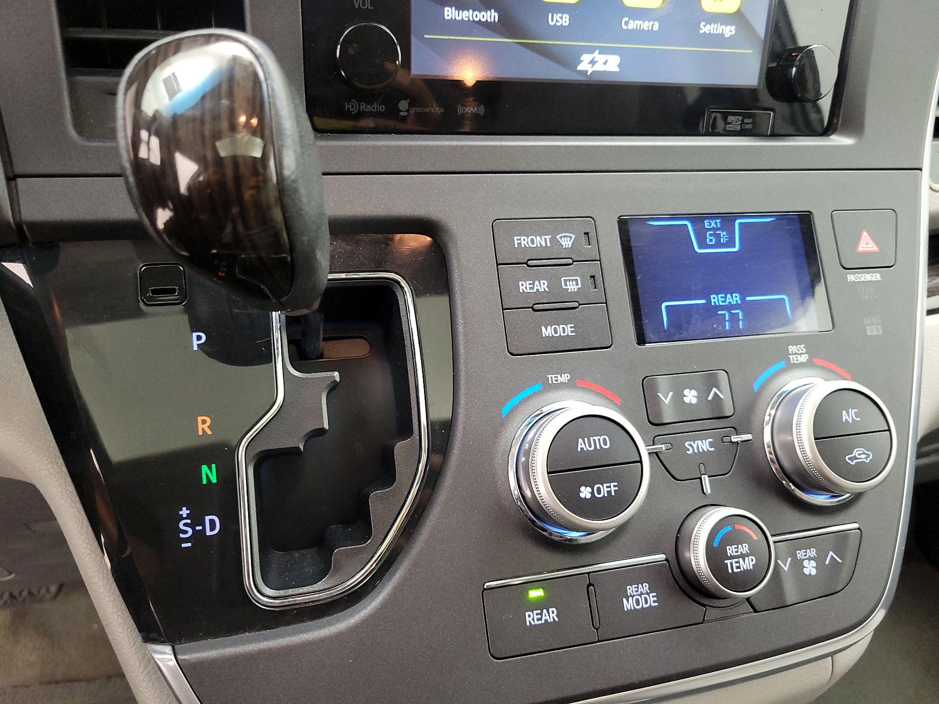 Thumbnail: 2017 Toyota Sienna - 17