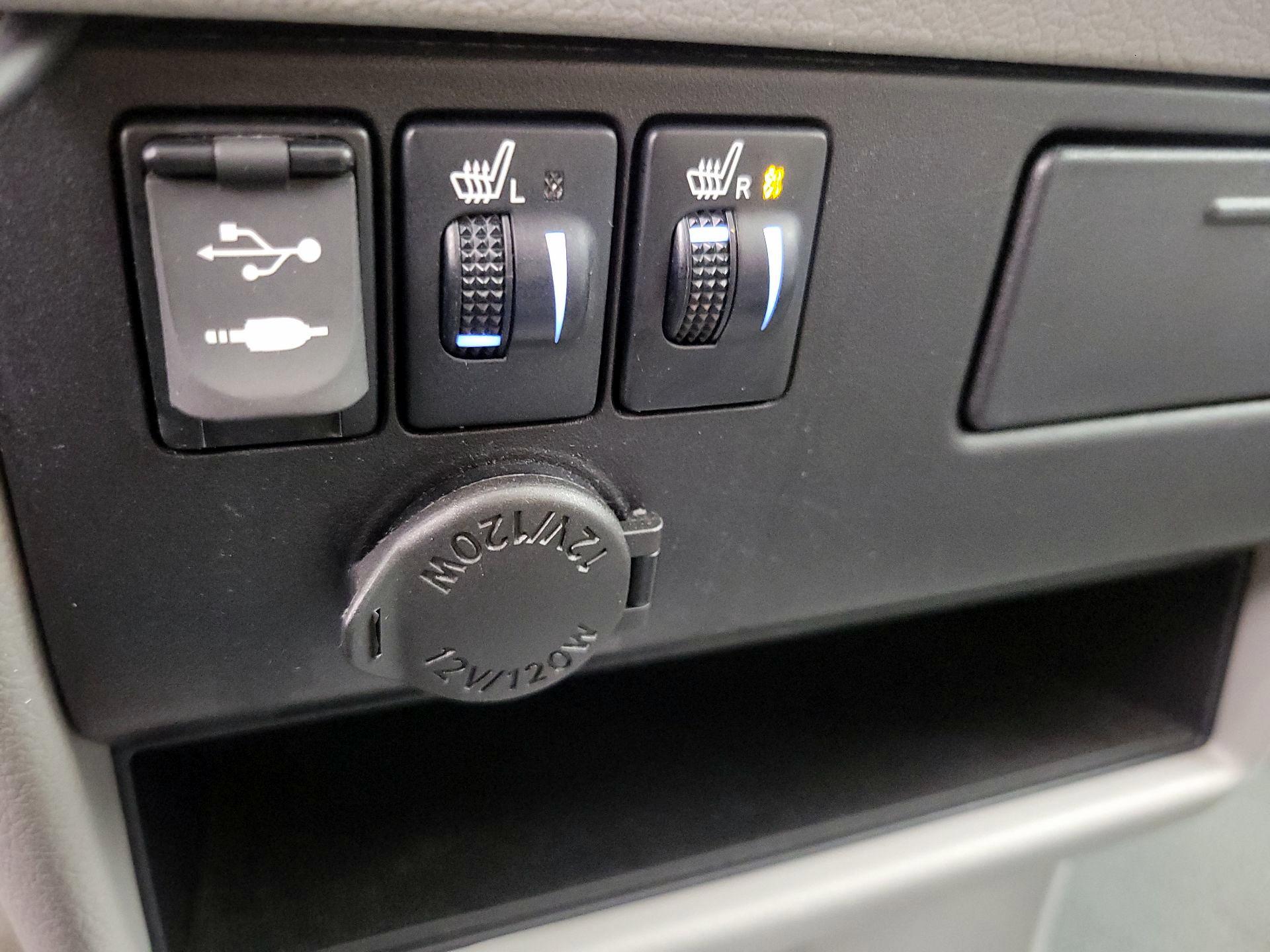 Thumbnail: 2017 Toyota Sienna - 18