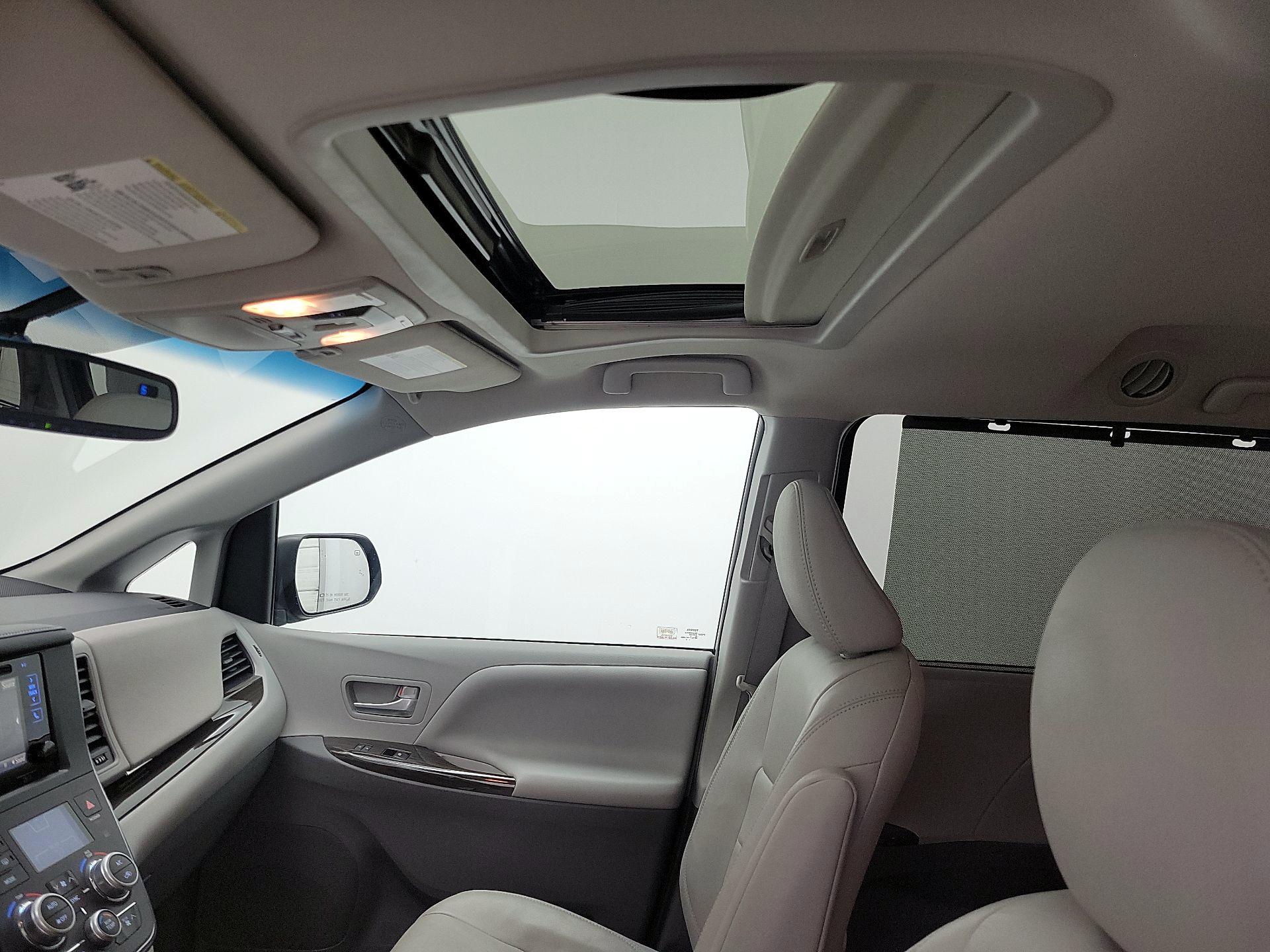 Thumbnail: 2017 Toyota Sienna - 19