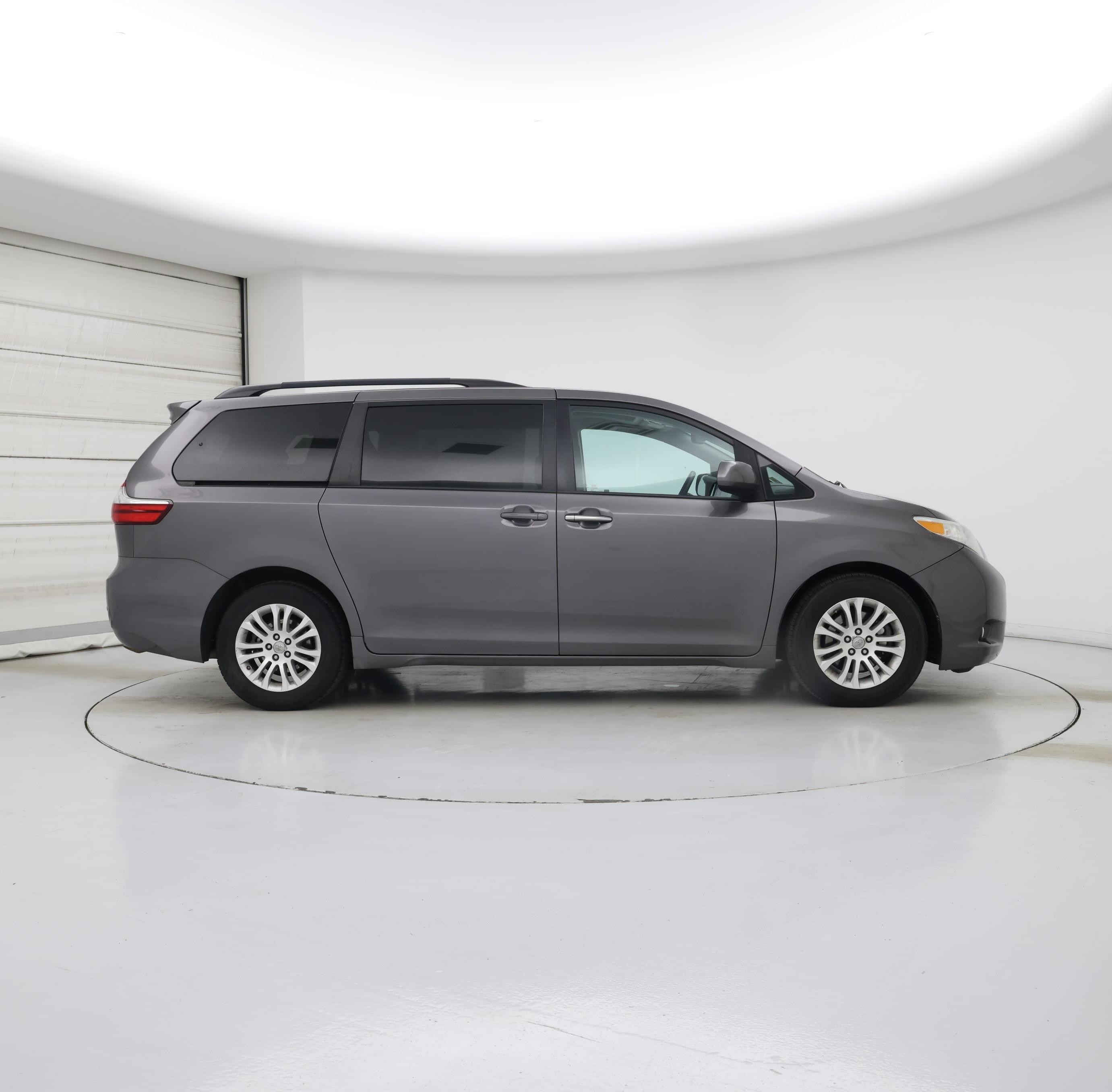 Thumbnail: 2017 Toyota Sienna - 7