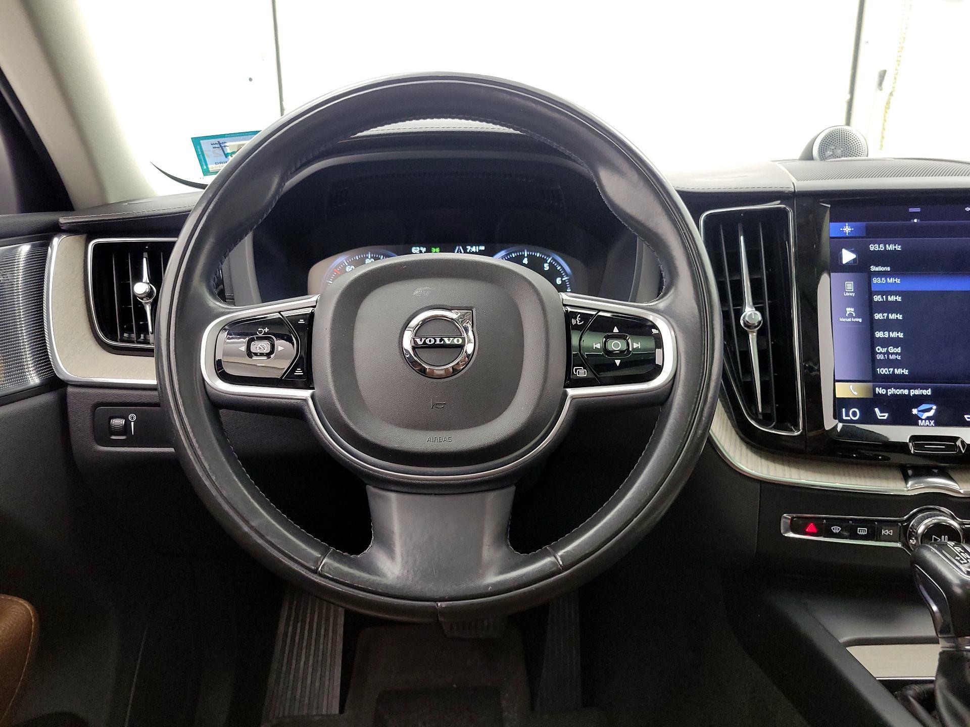 Thumbnail: 2018 Volvo XC60 - 10