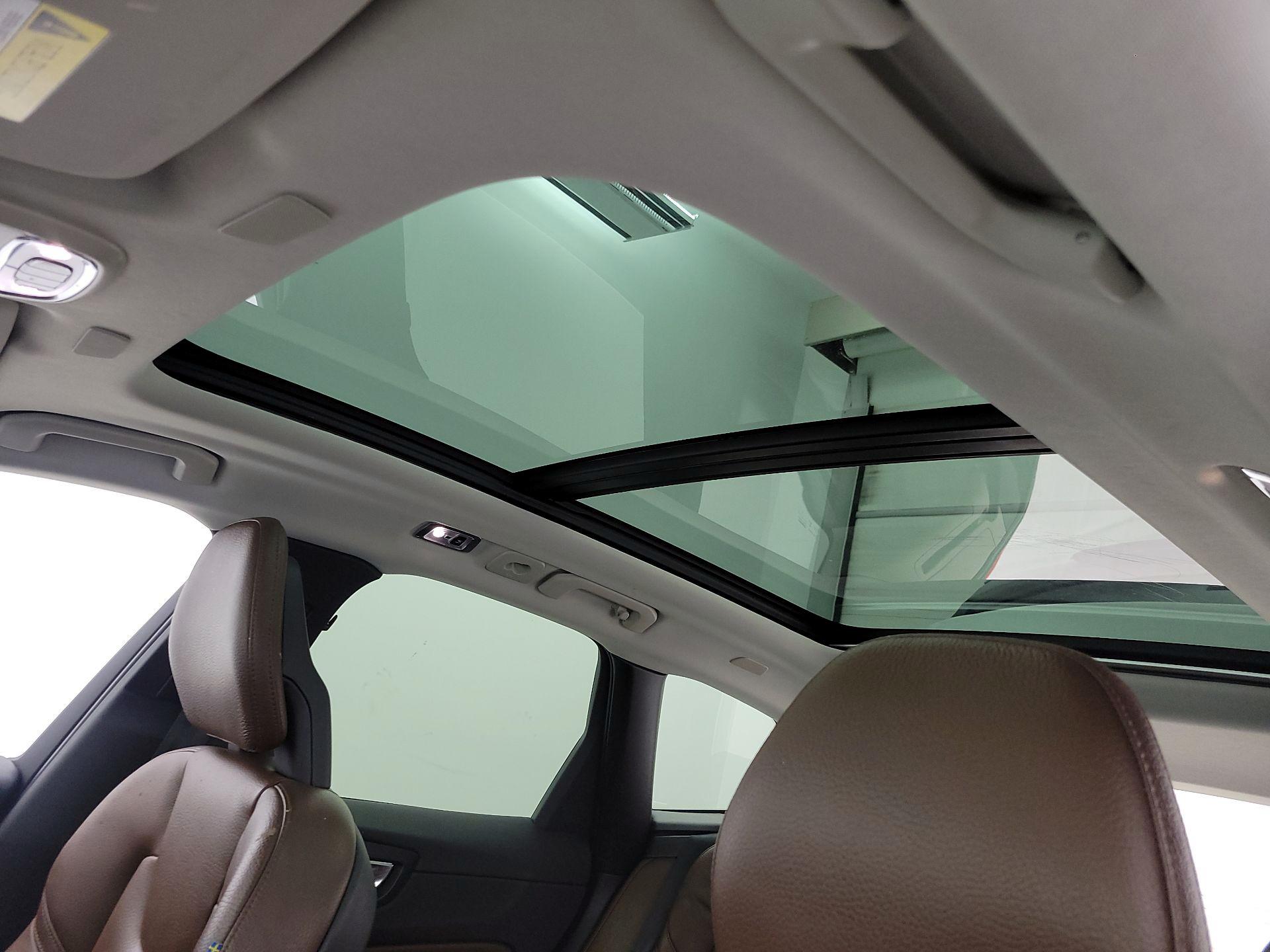 Thumbnail: 2018 Volvo XC60 - 17