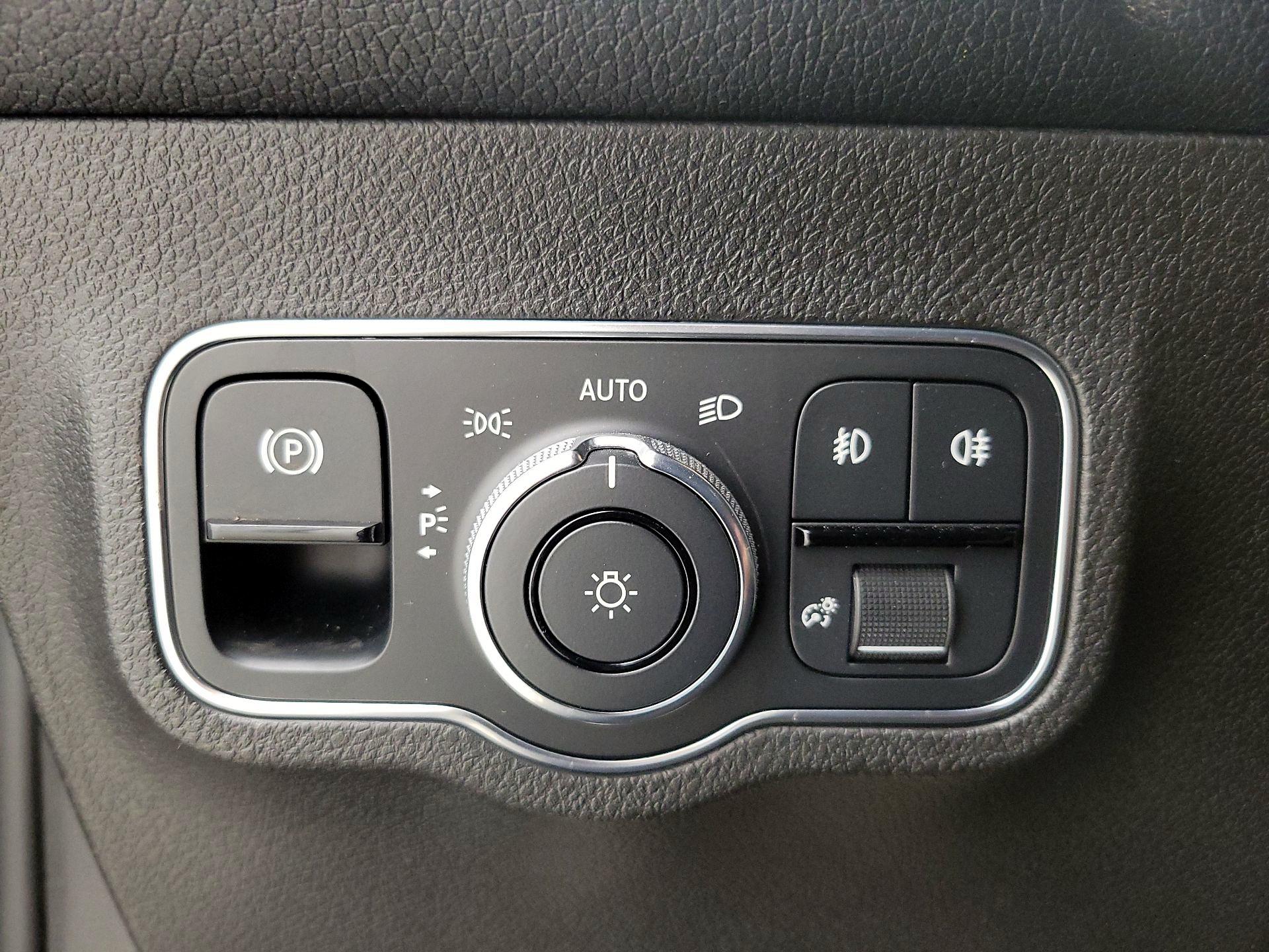 Thumbnail: 2021 Mercedes-Benz GLB - 13