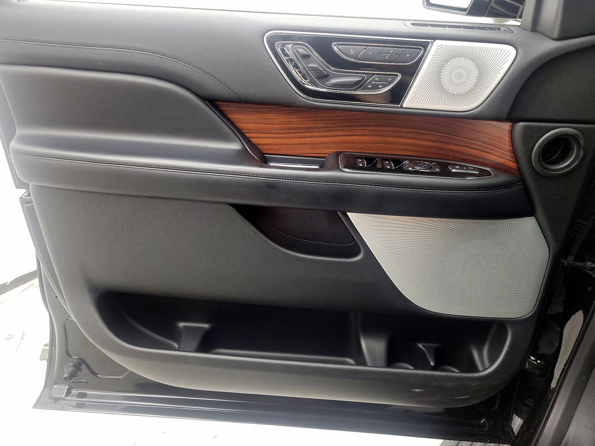 Thumbnail: 2018 Lincoln Navigator - 12