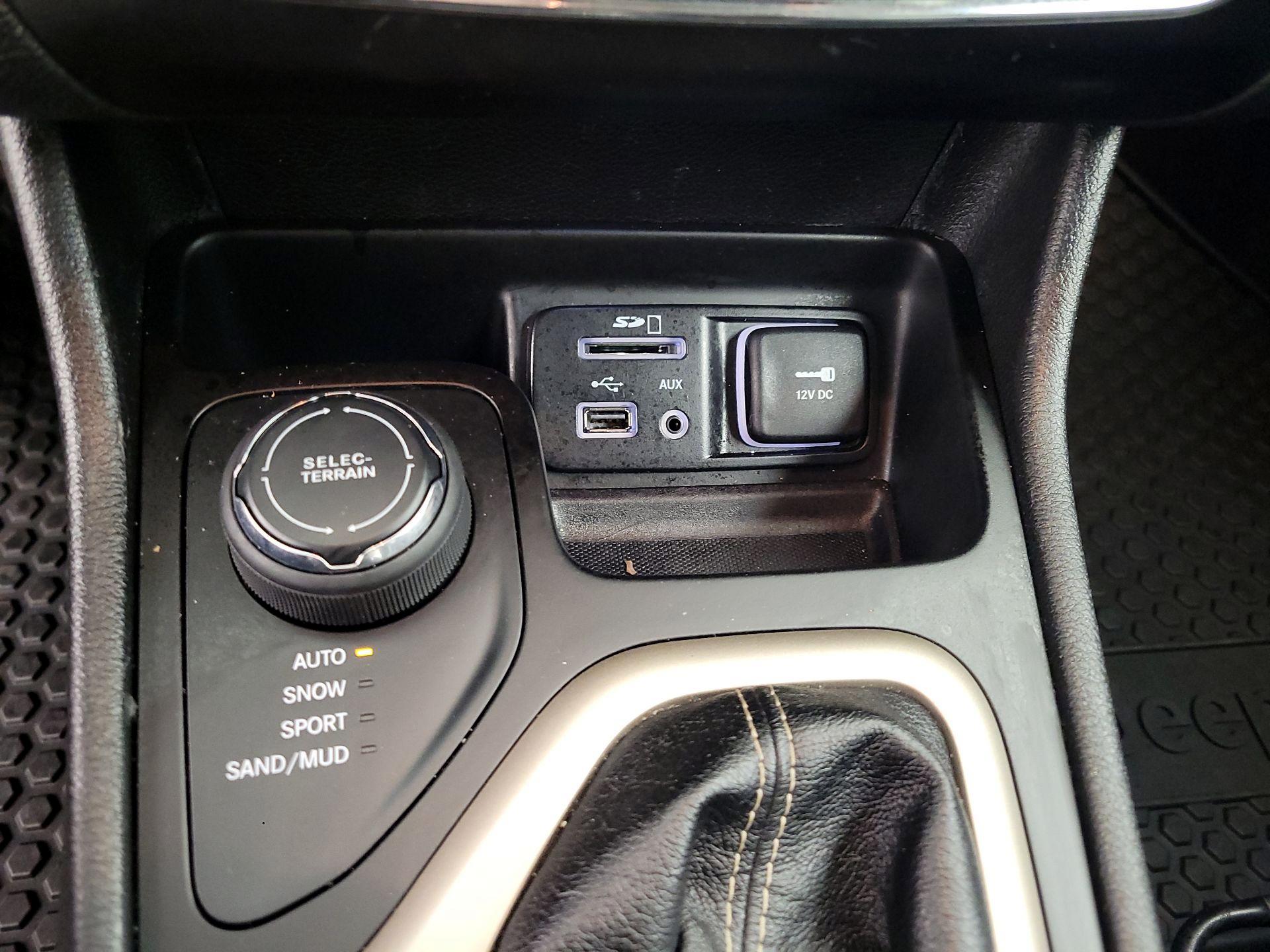 Thumbnail: 2017 Jeep Cherokee - 18