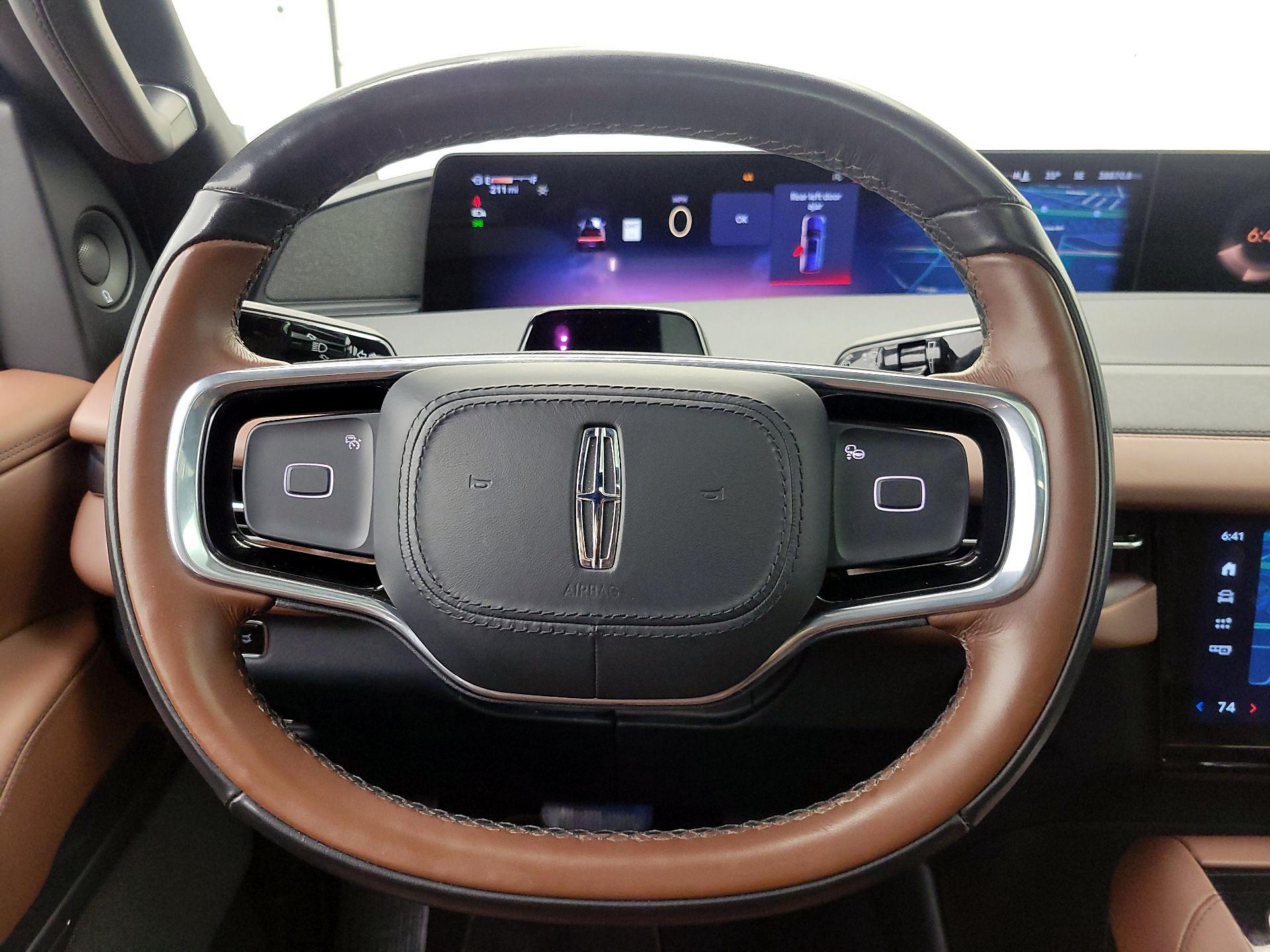 Thumbnail: 2025 Lincoln Navigator L - 10