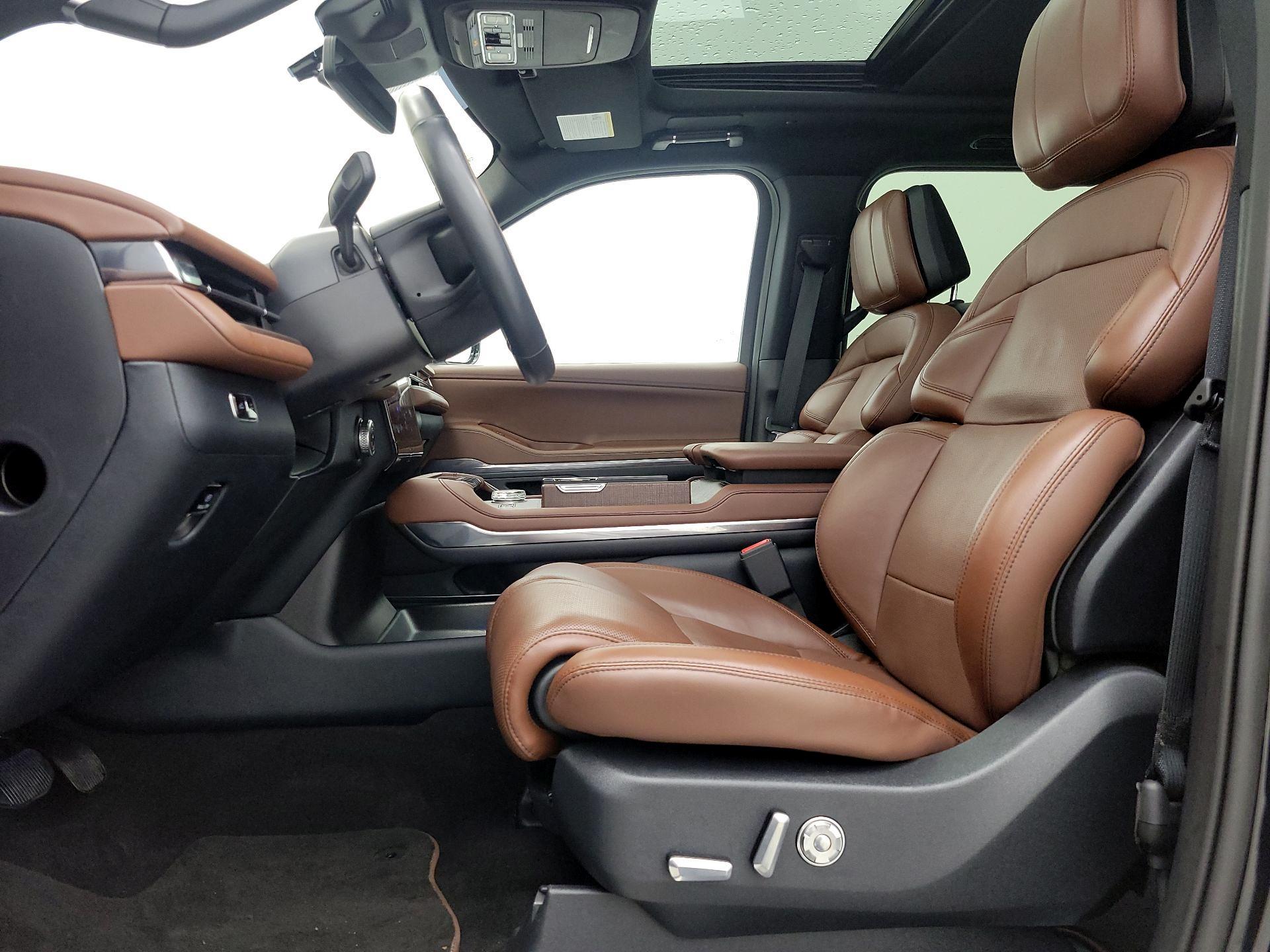 Thumbnail: 2025 Lincoln Navigator L - 11