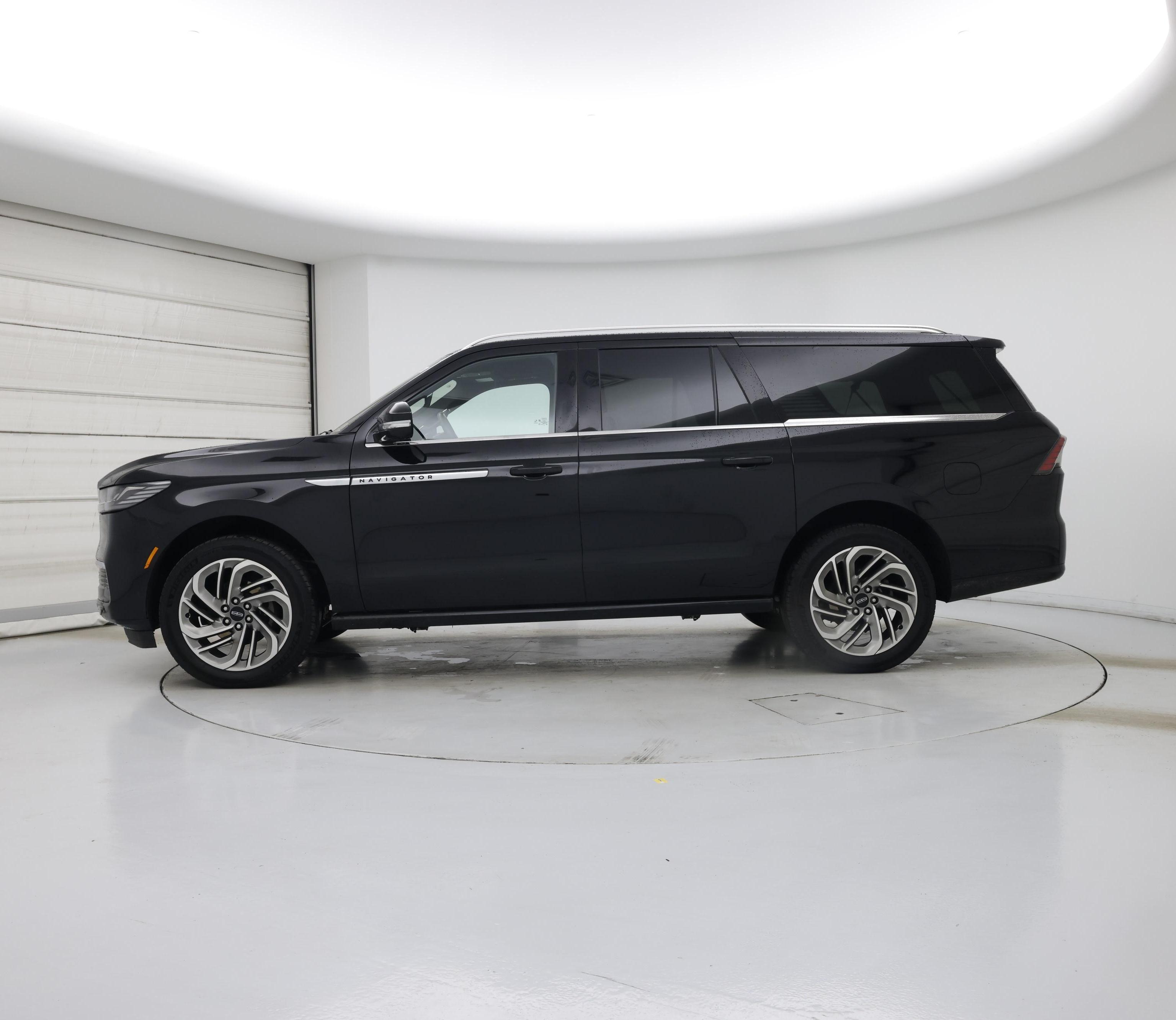 Thumbnail: 2025 Lincoln Navigator L - 3
