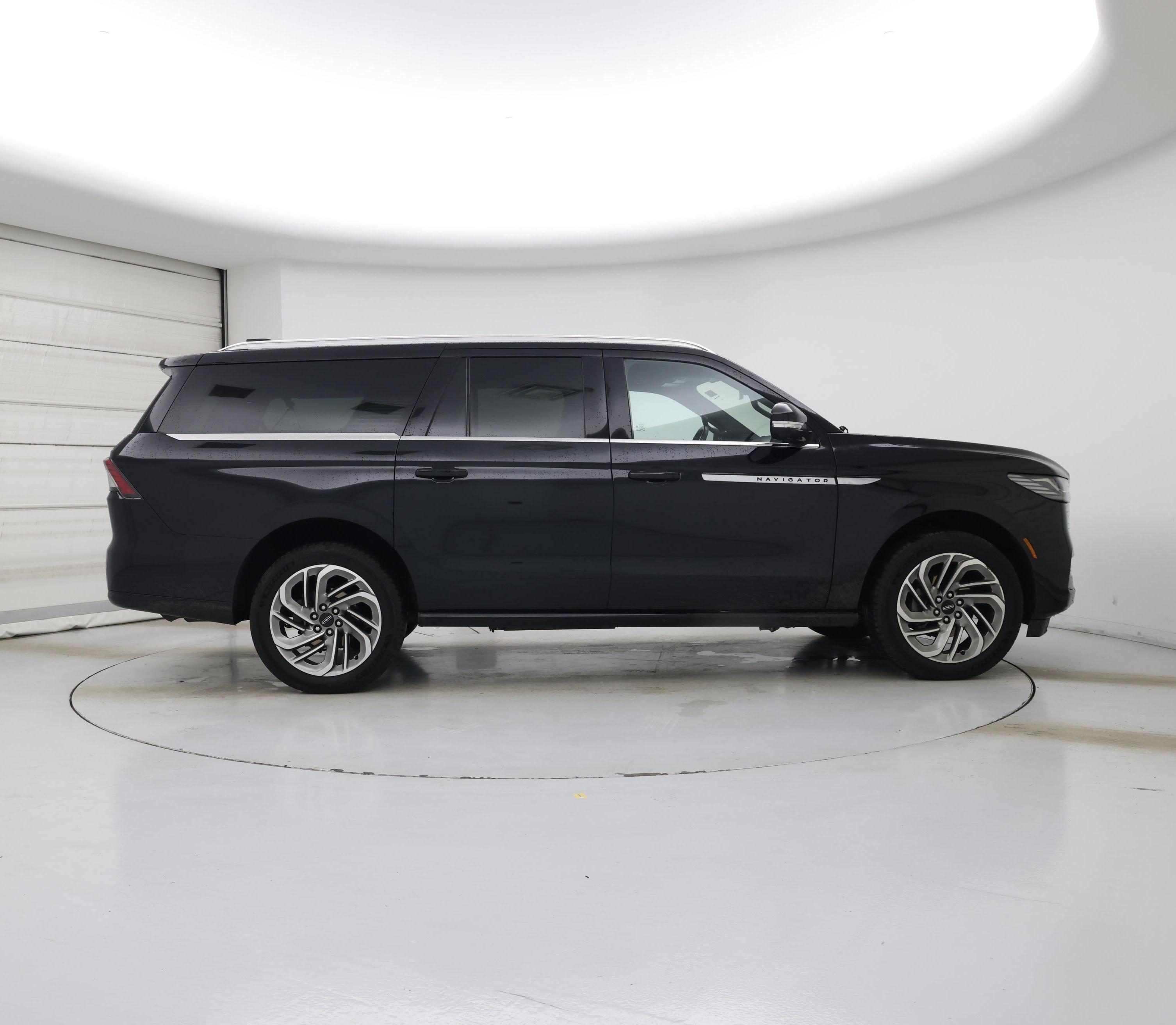 Thumbnail: 2025 Lincoln Navigator L - 7