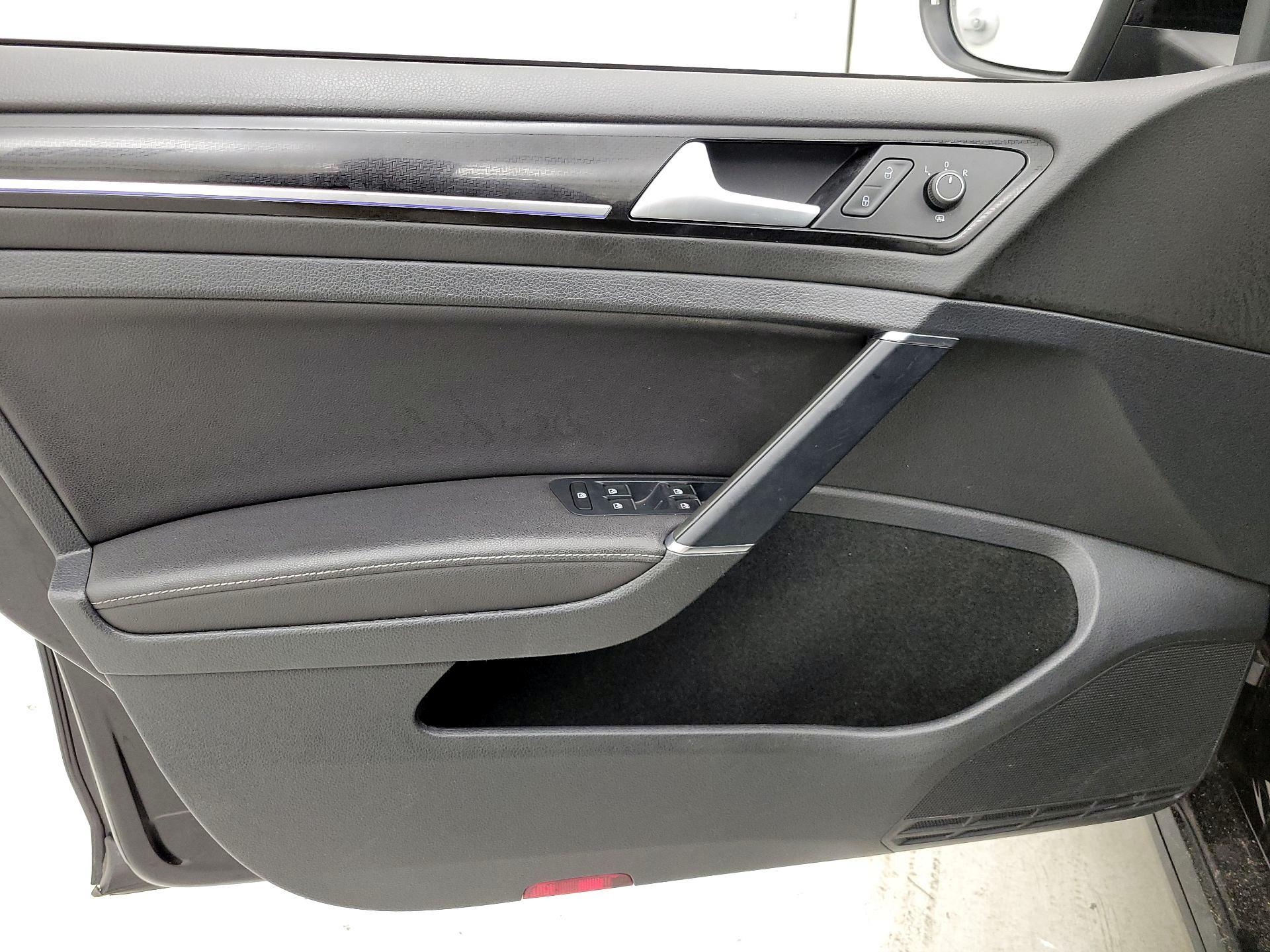 Thumbnail: 2017 Volkswagen Golf - 12