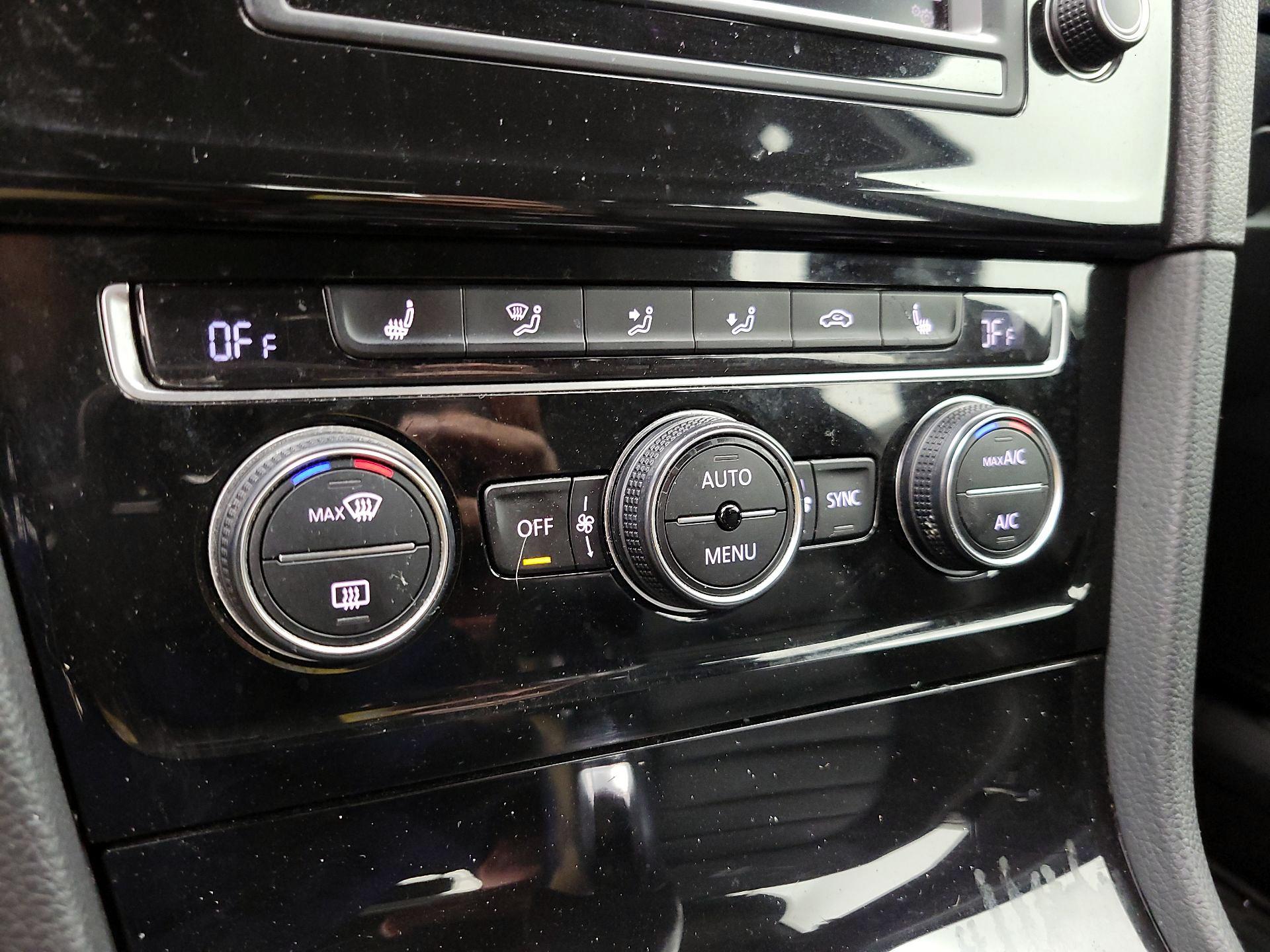 Thumbnail: 2017 Volkswagen Golf - 17