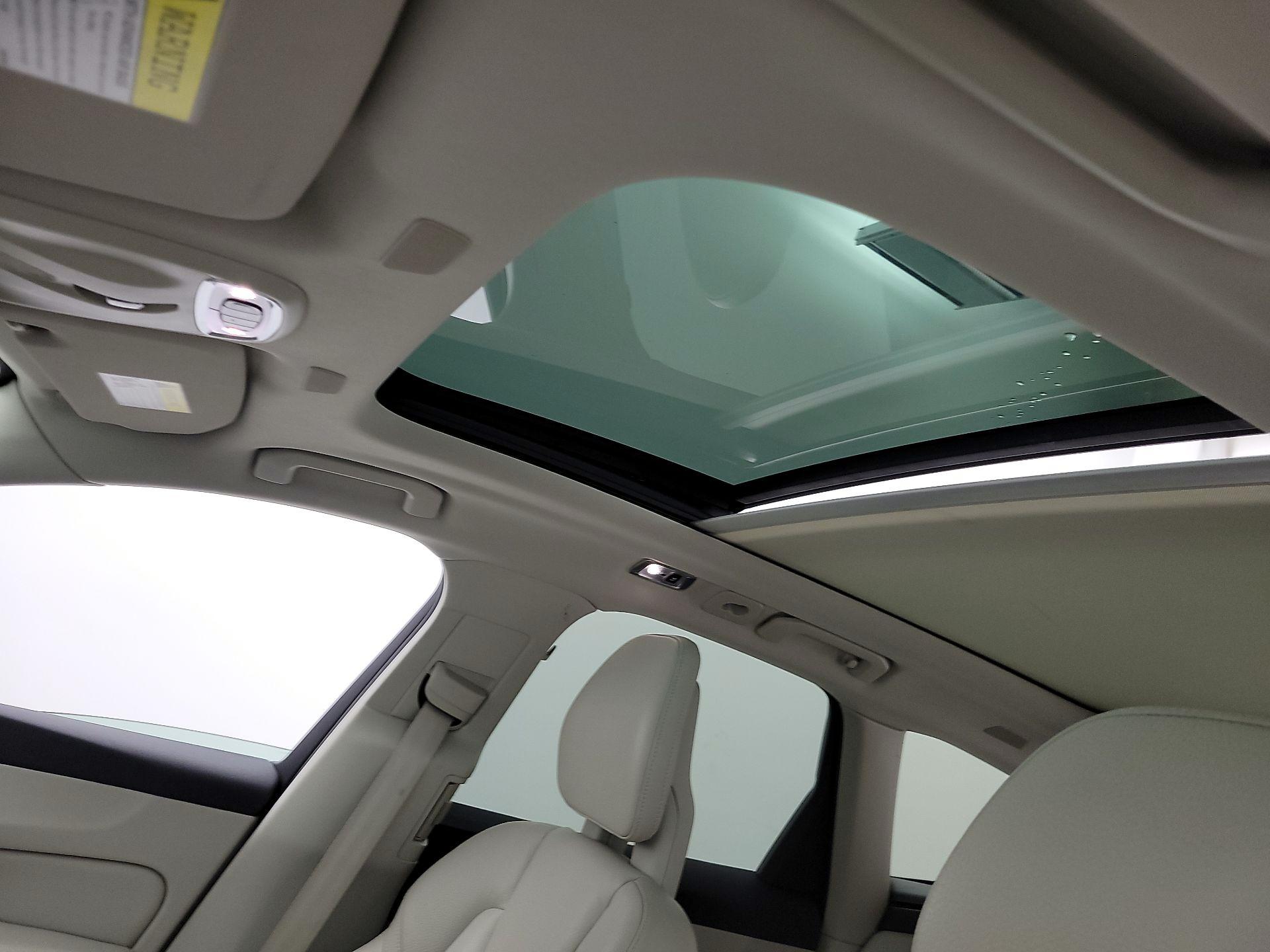 Thumbnail: 2018 Volvo XC60 - 17