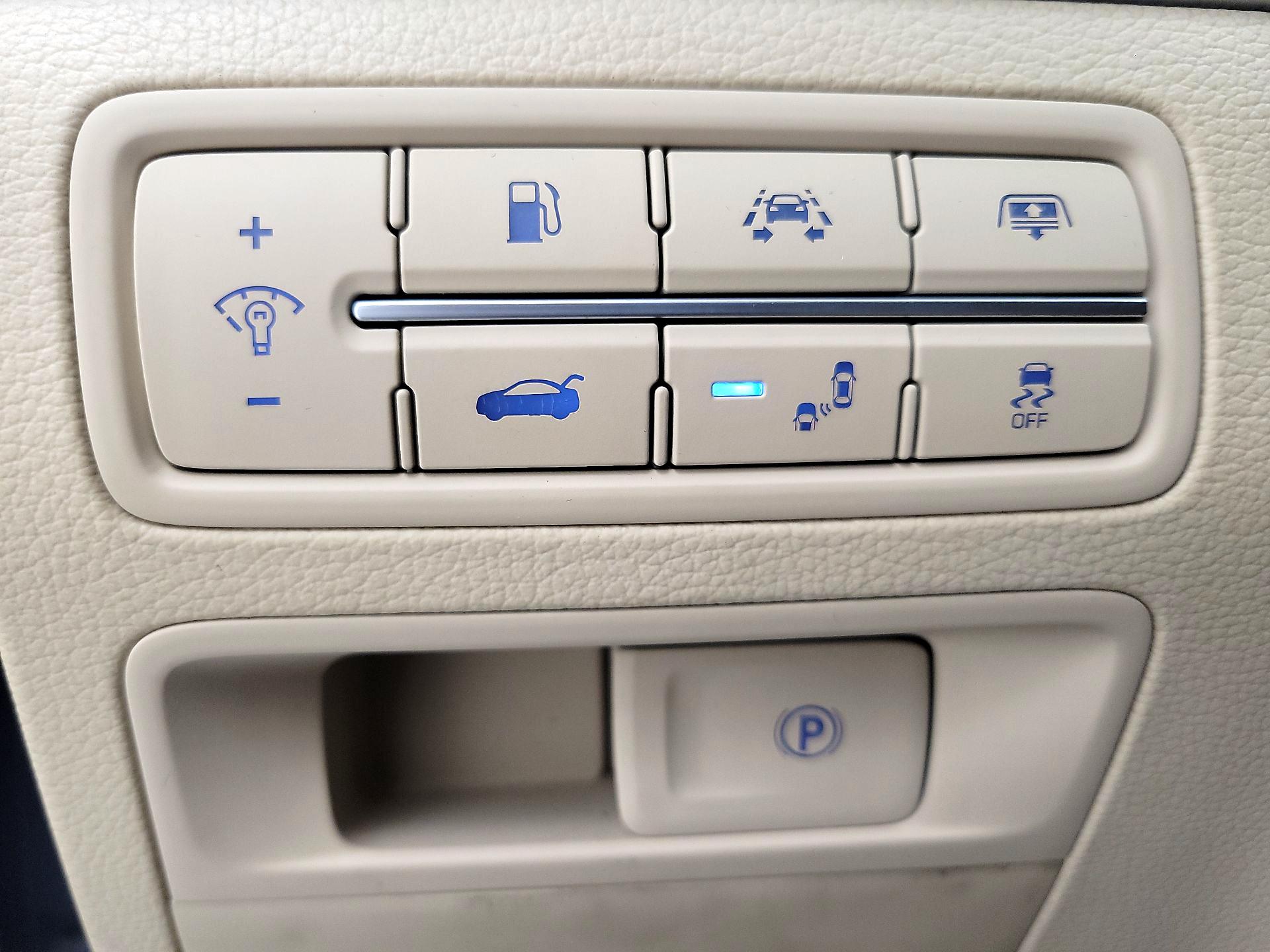 Thumbnail: 2017 Genesis G80 - 13