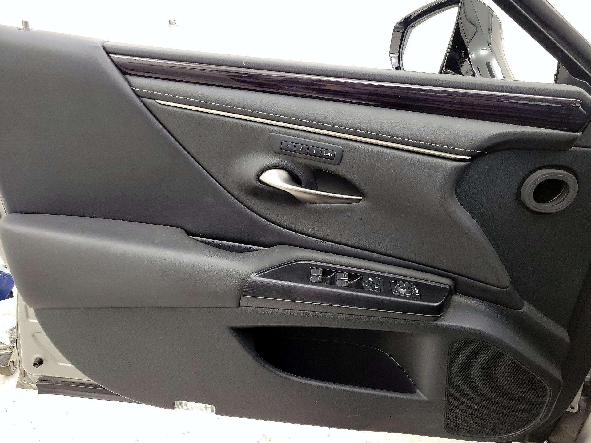 Thumbnail: 2021 Lexus ES - 12