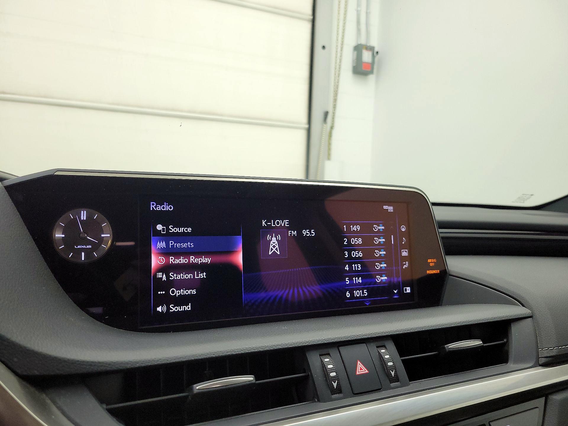 Thumbnail: 2021 Lexus ES - 16