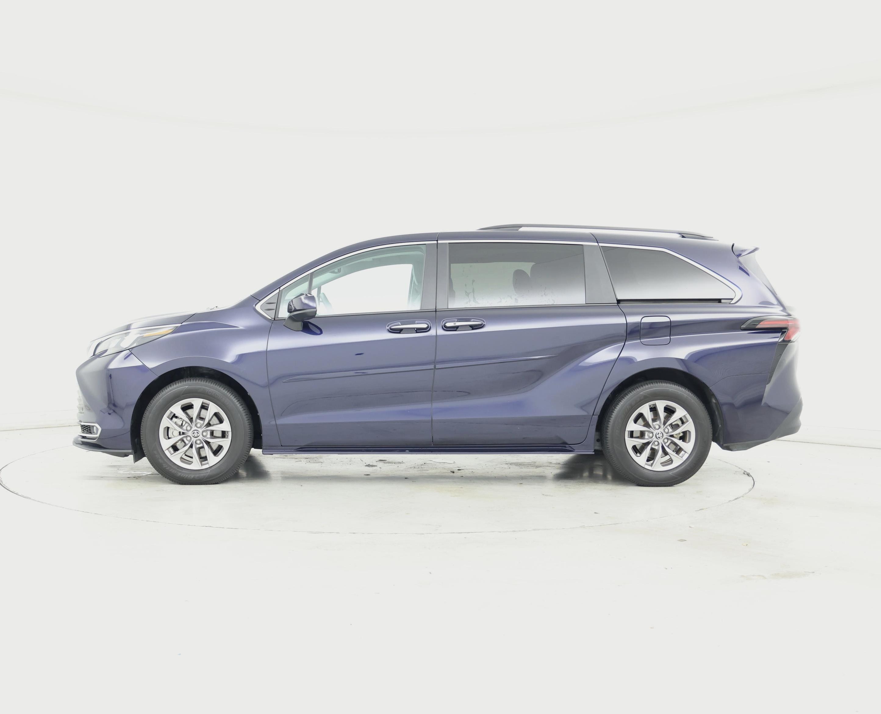 Thumbnail: 2024 Toyota Sienna - 3