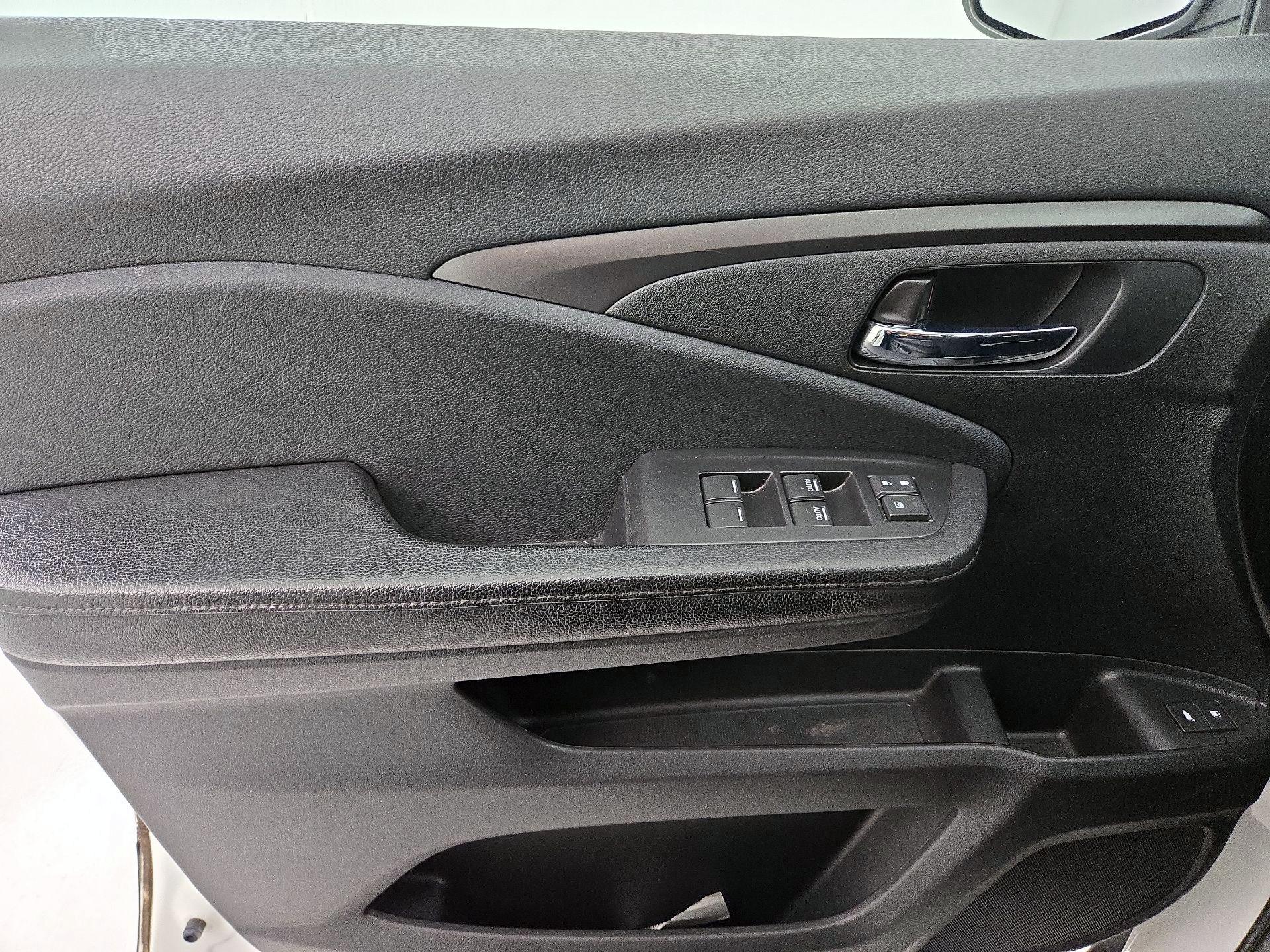 Thumbnail: 2018 Honda Pilot - 12