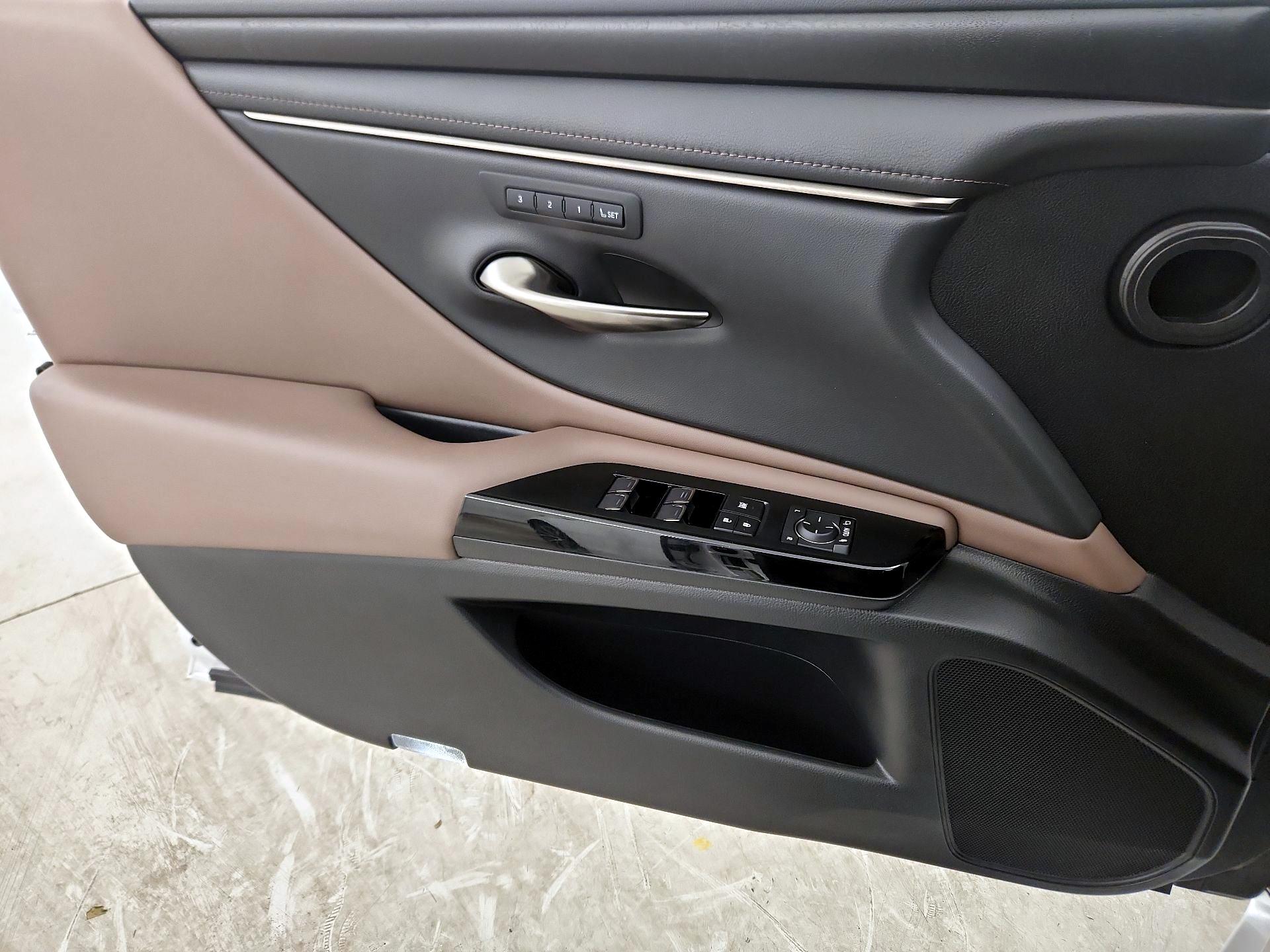 Thumbnail: 2022 Lexus ES - 12