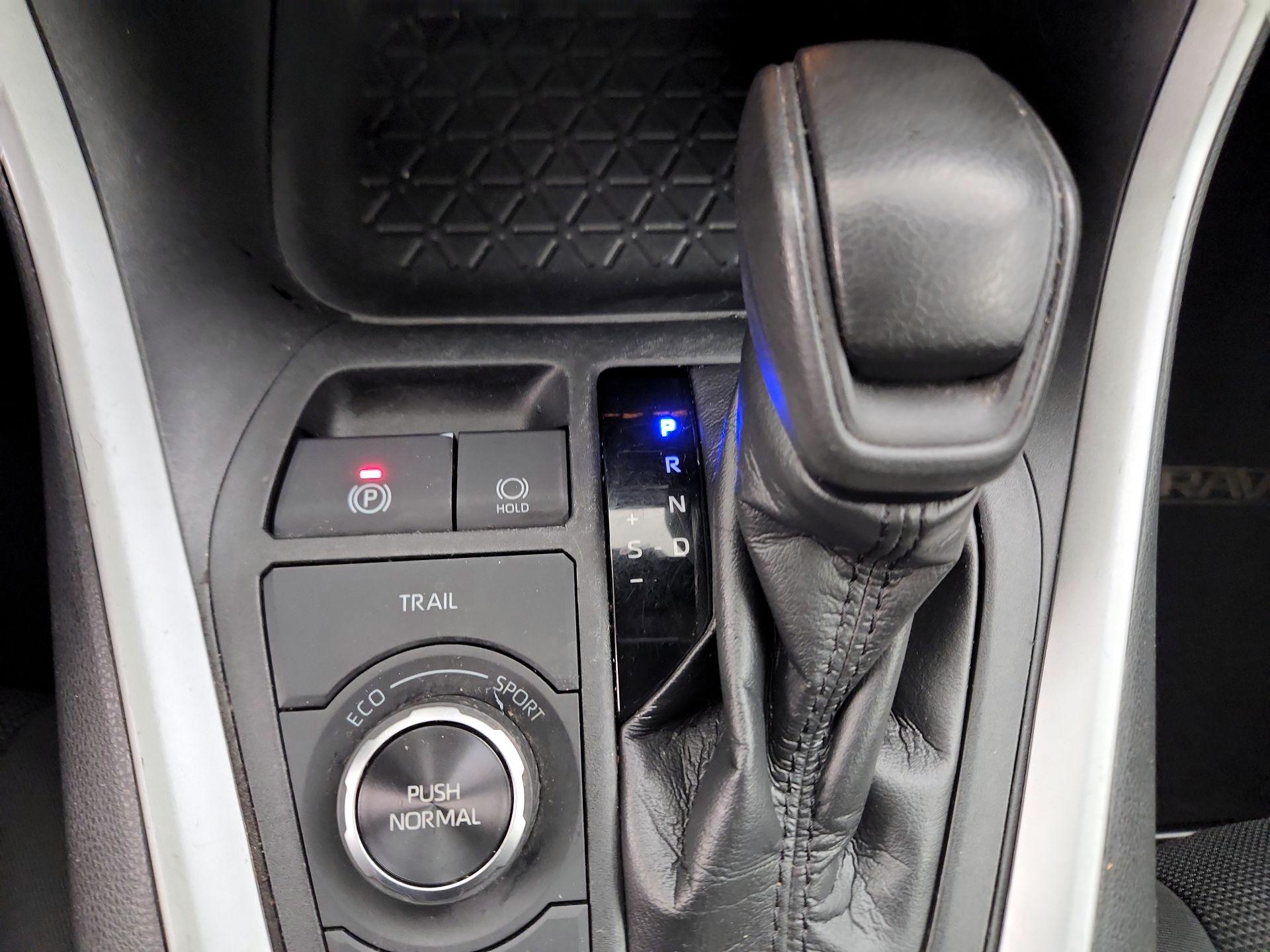 Thumbnail: 2020 Toyota RAV4 - 17