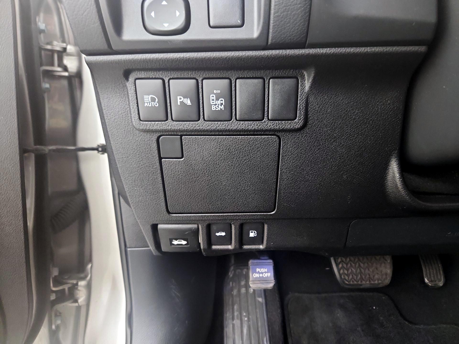 Thumbnail: 2016 Lexus ES - 13