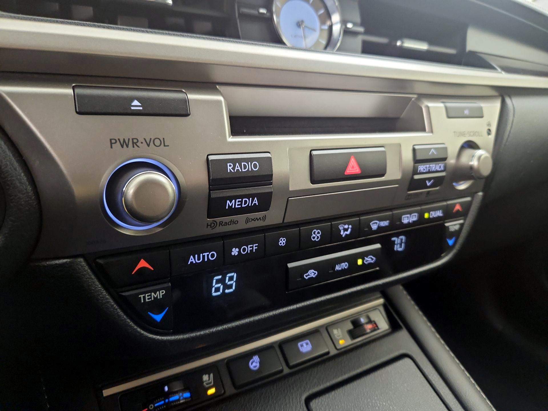 Thumbnail: 2016 Lexus ES - 17