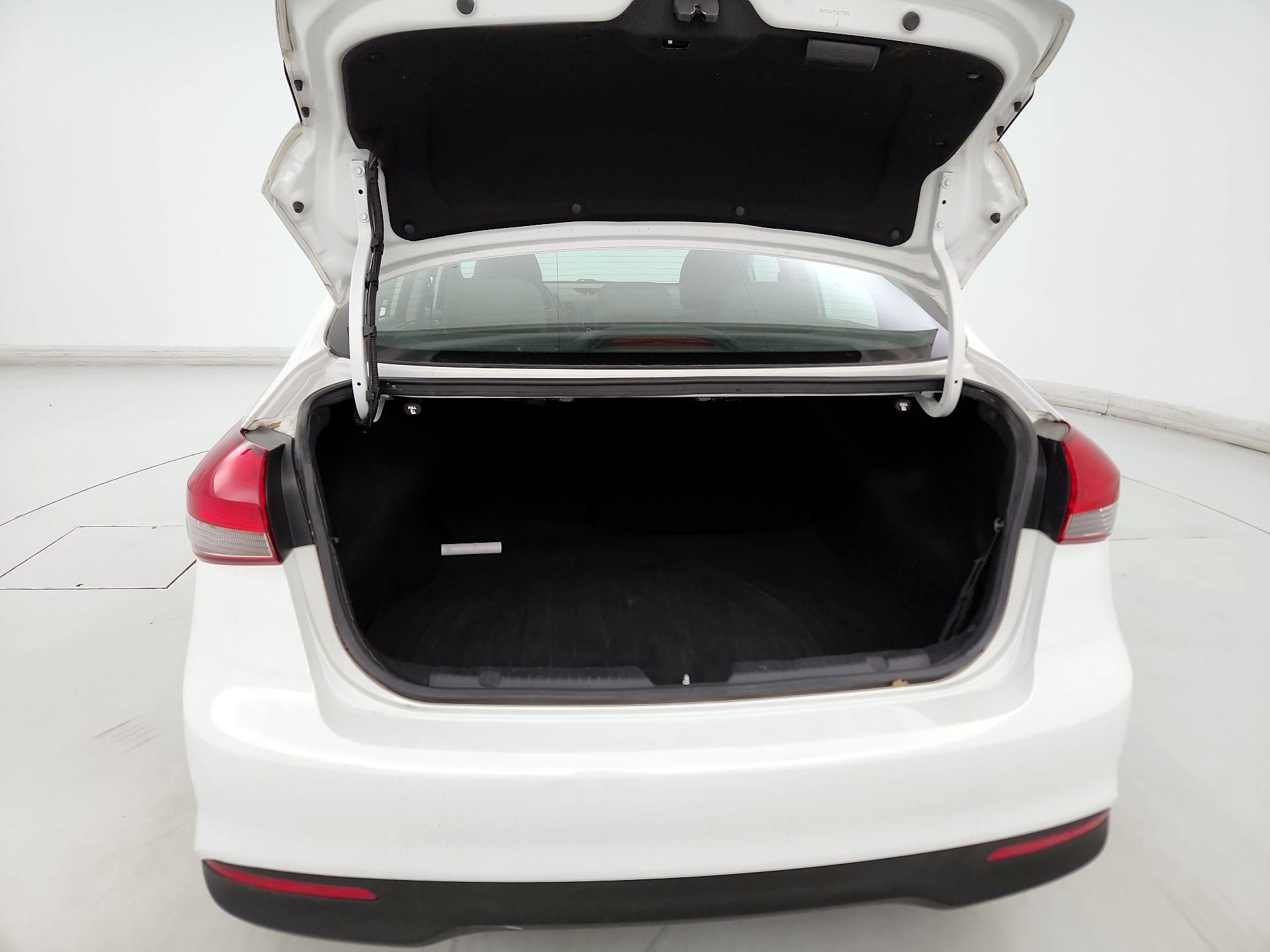 Thumbnail: 2018 Kia Forte - 19