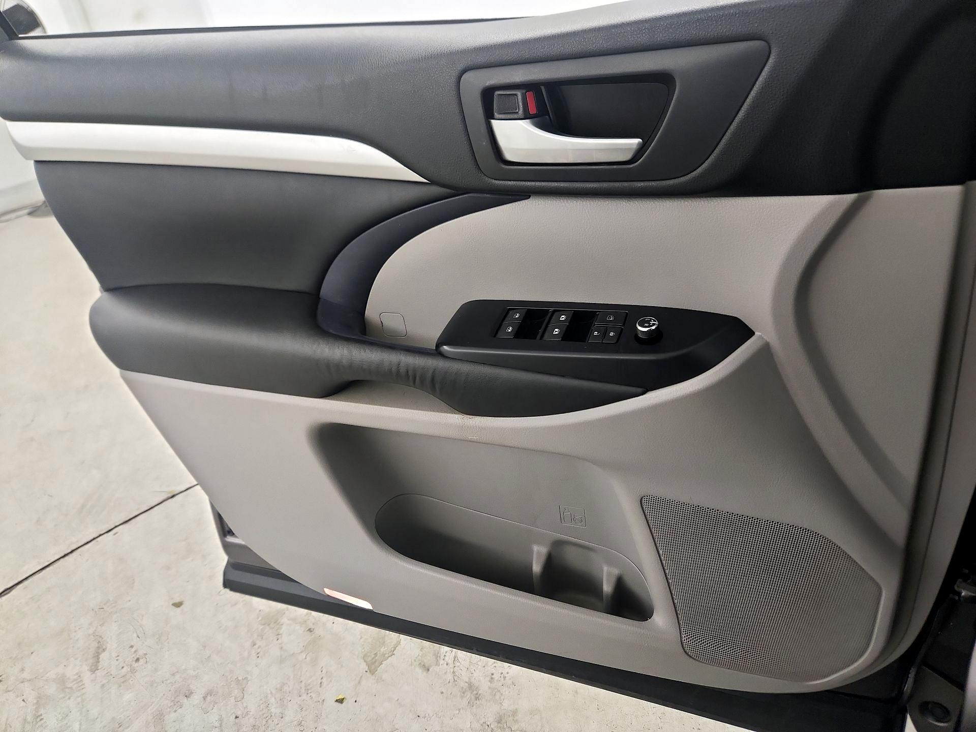 Thumbnail: 2016 Toyota Highlander - 12