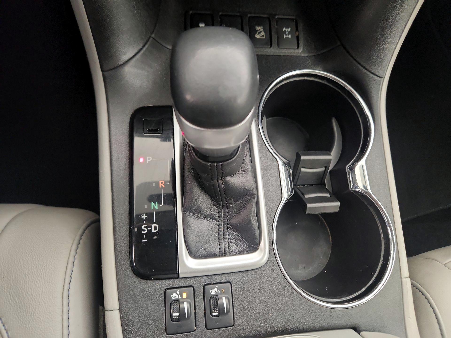 Thumbnail: 2016 Toyota Highlander - 16