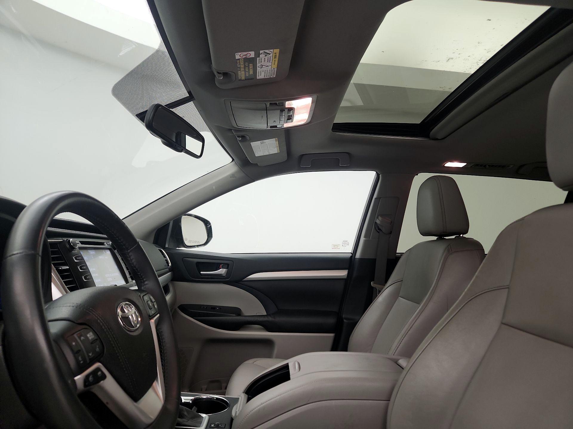 Thumbnail: 2016 Toyota Highlander - 17