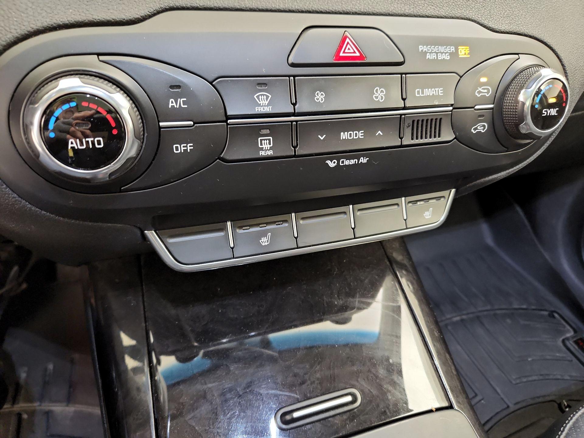 Thumbnail: 2016 Kia Sorento - 17