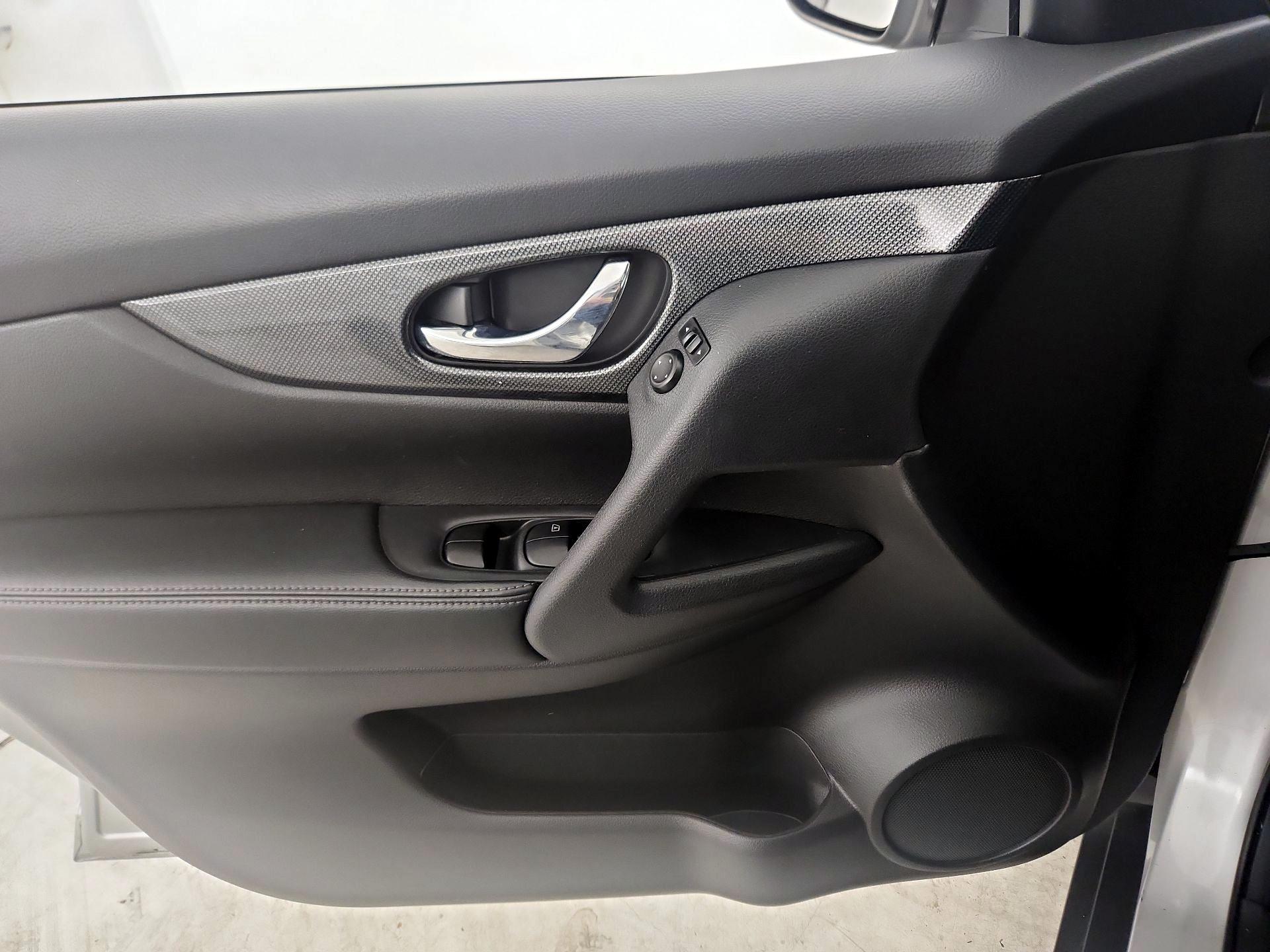 Thumbnail: 2015 Nissan Rogue - 12