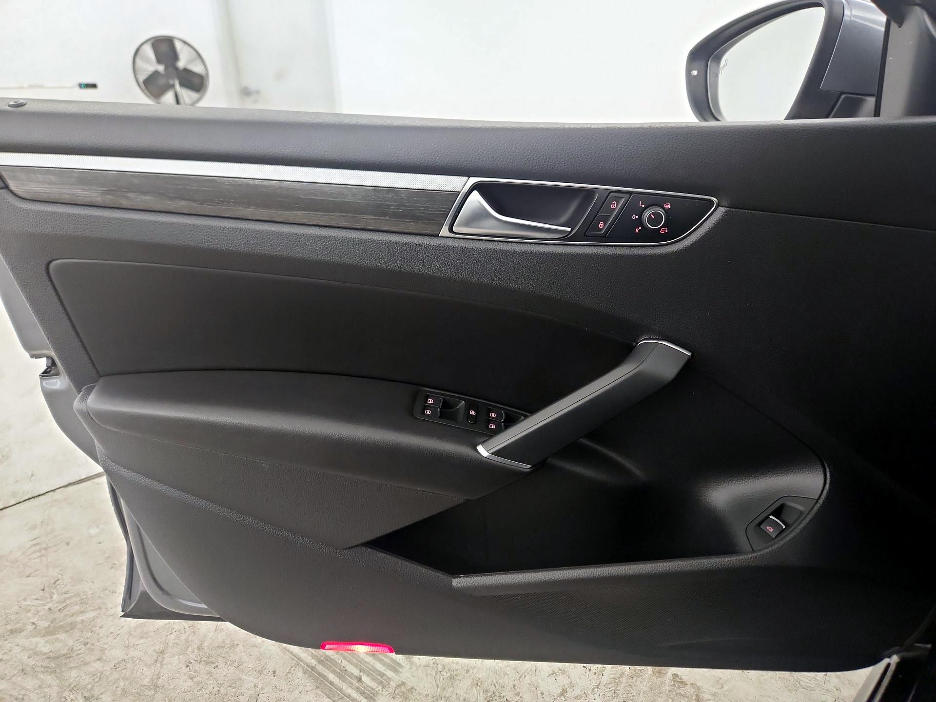 Thumbnail: 2016 Volkswagen Passat - 12